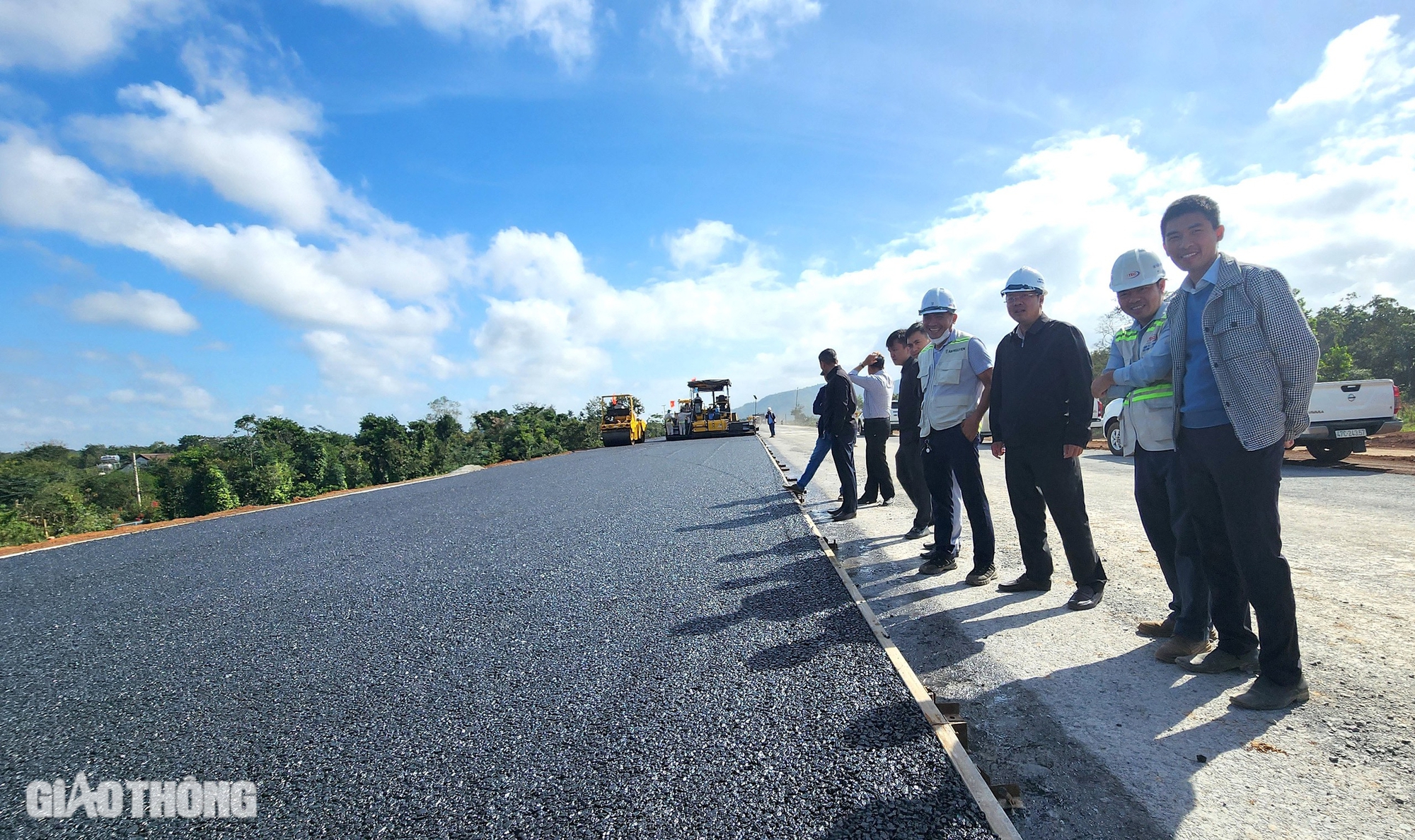 Thảm m&eacute;t b&ecirc; t&ocirc;ng nhựa đầu ti&ecirc;n tr&ecirc;n cao tốc Kh&aacute;nh H&ograve;a - Bu&ocirc;n Ma Thuột- Ảnh 10.