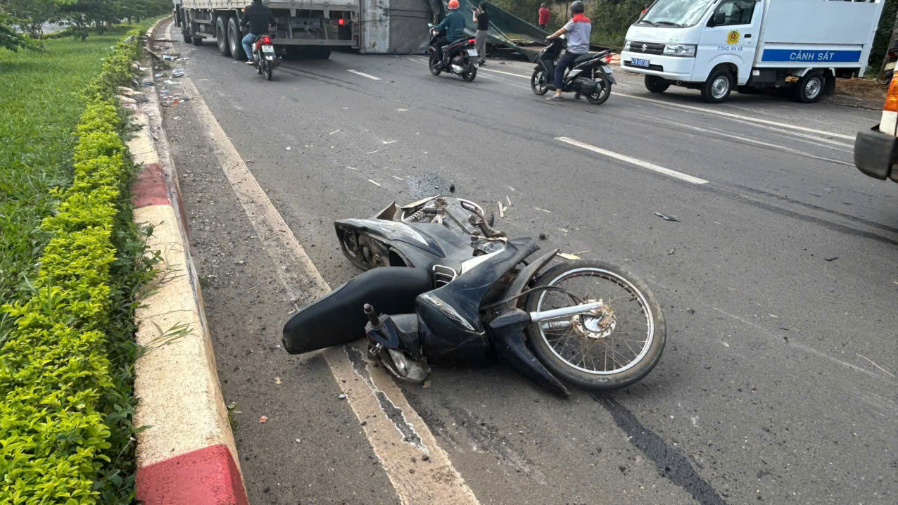 Tr&aacute;nh xe m&aacute;y, xe tải trượt d&agrave;i rồi lật nghi&ecirc;ng tr&ecirc;n đường- Ảnh 3.