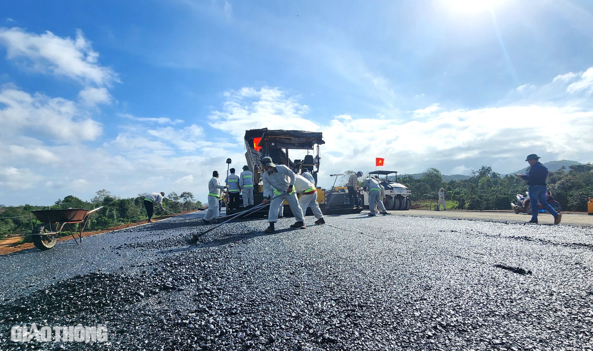Thảm m&eacute;t b&ecirc; t&ocirc;ng nhựa đầu ti&ecirc;n tr&ecirc;n cao tốc Kh&aacute;nh H&ograve;a - Bu&ocirc;n Ma Thuột- Ảnh 3.