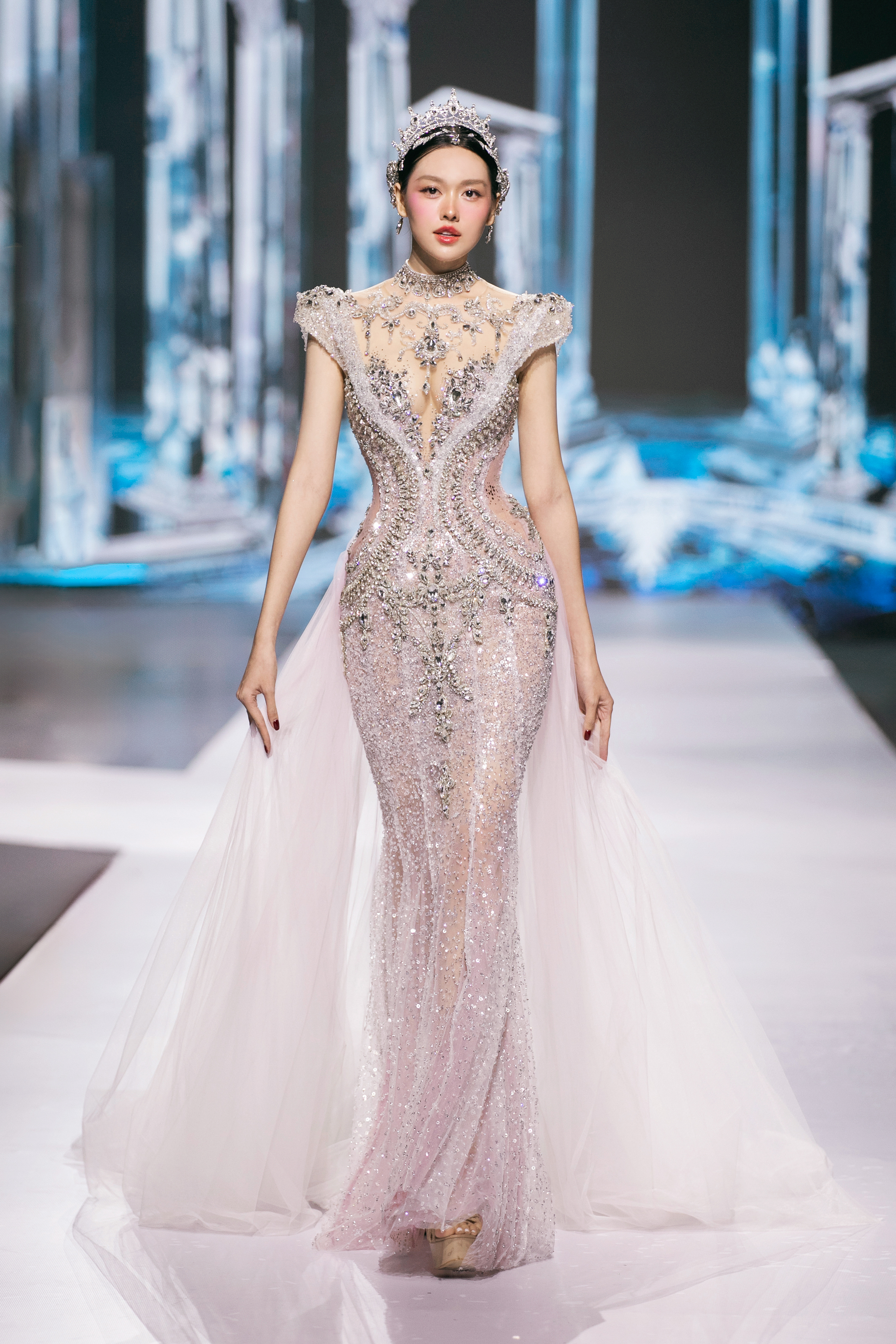 Hoa hậu Bảo Ngọc, Thanh Thuỷ, Trúc Diễm và Ý Nhi làm vedette ở VBFF lần thứ 10- Ảnh 27. Hoa hậu Bảo Ngọc, Thanh Thuỷ, Trúc Diễm và Ý Nhi làm vedette ở VBFF lần thứ 10- Ảnh 27.