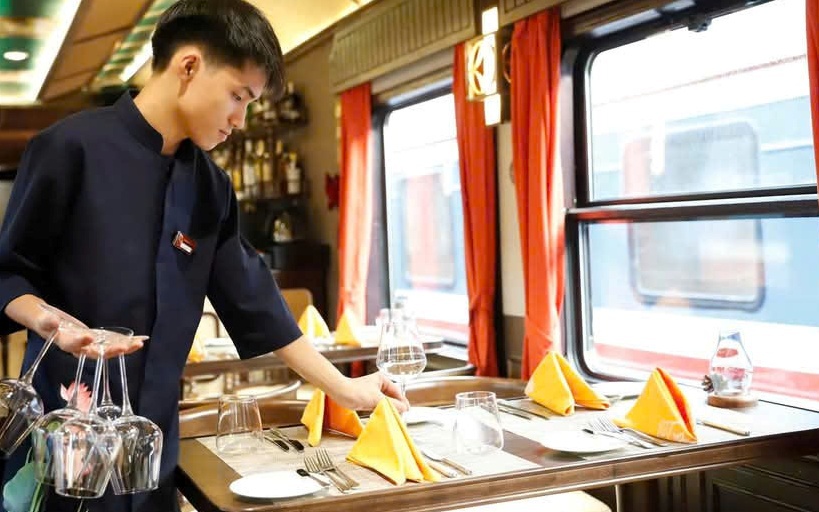 Vùng Đông Nam Bộ thu trên 215.100 tỷ đồng từ du lịch- Ảnh 3. Bình Thuận đón khách quốc tế trên đoàn tàu du lịch 5 sao