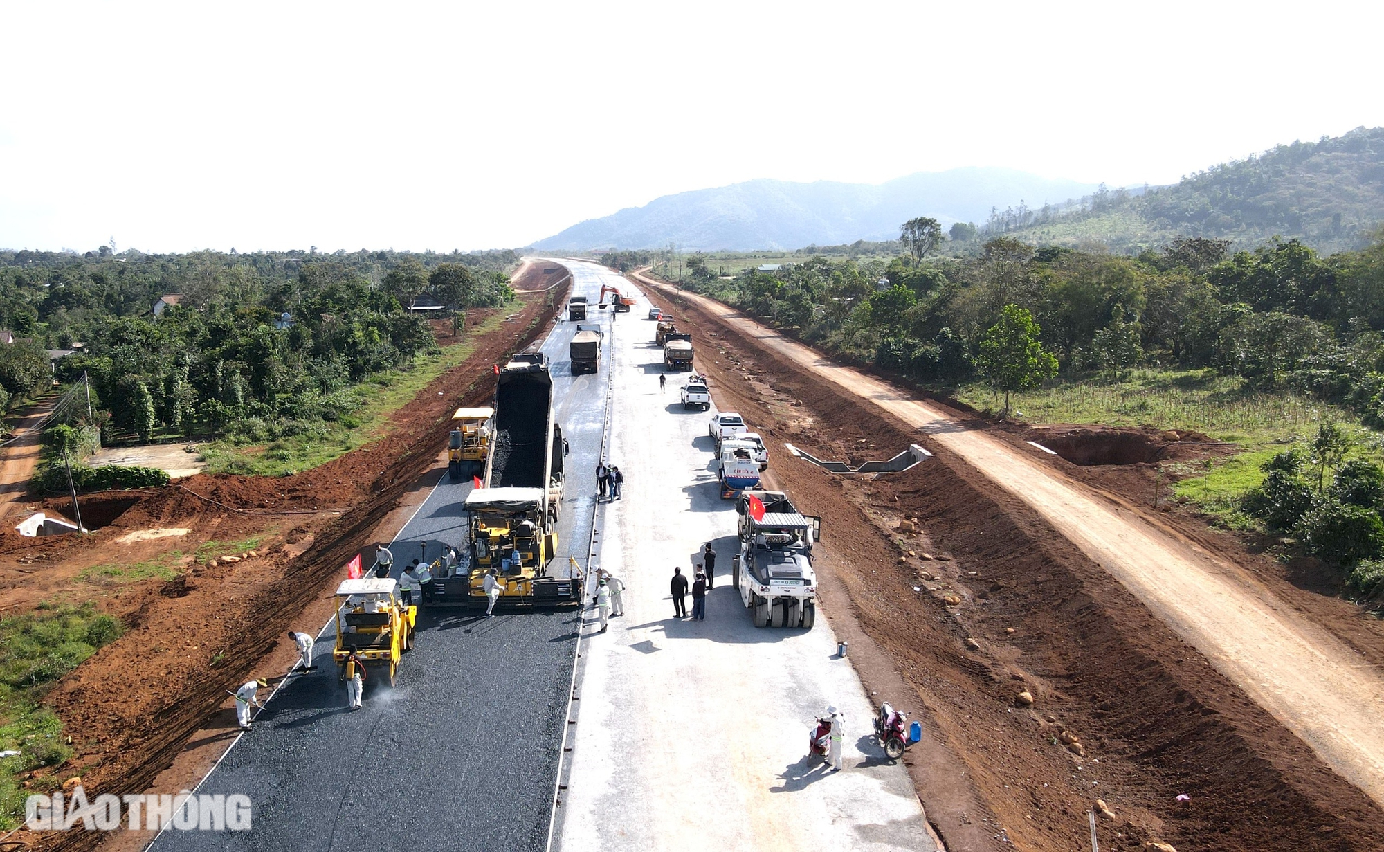 Thảm m&eacute;t b&ecirc; t&ocirc;ng nhựa đầu ti&ecirc;n tr&ecirc;n cao tốc Kh&aacute;nh H&ograve;a - Bu&ocirc;n Ma Thuột- Ảnh 7.
