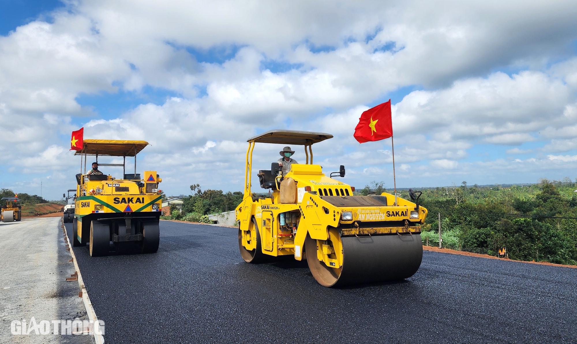Thảm m&eacute;t b&ecirc; t&ocirc;ng nhựa đầu ti&ecirc;n tr&ecirc;n cao tốc Kh&aacute;nh H&ograve;a - Bu&ocirc;n Ma Thuột- Ảnh 8.