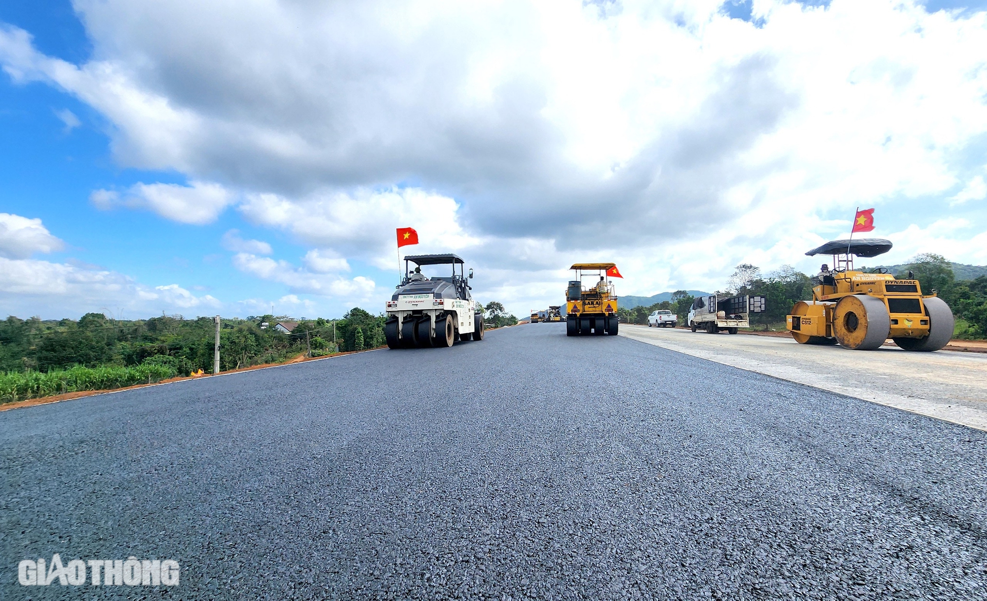 Thảm m&eacute;t b&ecirc; t&ocirc;ng nhựa đầu ti&ecirc;n tr&ecirc;n cao tốc Kh&aacute;nh H&ograve;a - Bu&ocirc;n Ma Thuột- Ảnh 9.