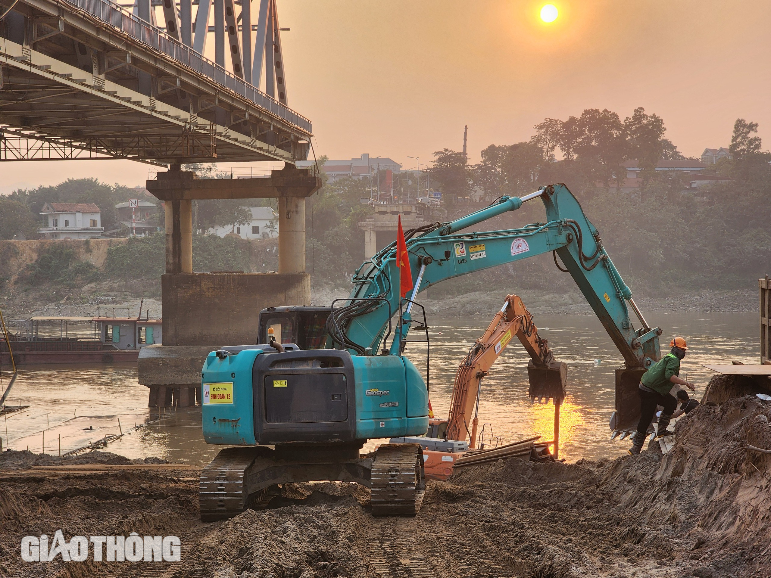 Th&aacute;o dỡ phần c&ograve;n lại của cầu Phong Ch&acirc;u- Ảnh 13.