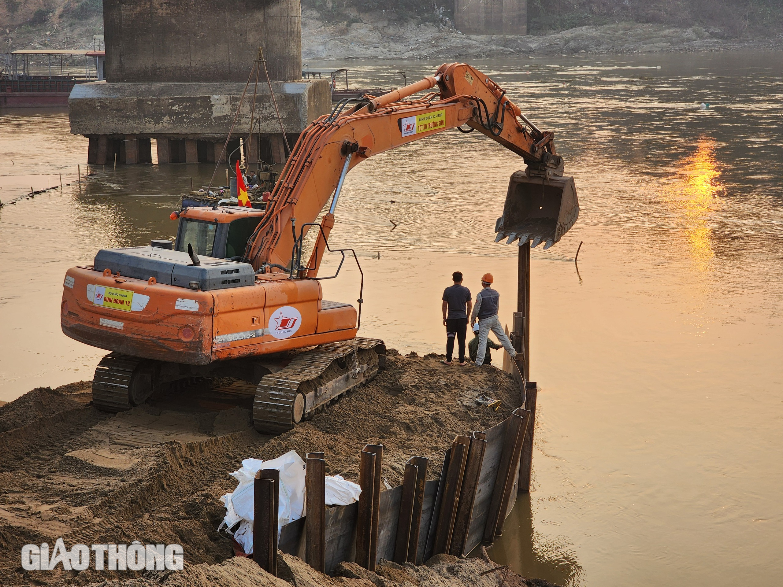 Th&aacute;o dỡ phần c&ograve;n lại của cầu Phong Ch&acirc;u- Ảnh 10.