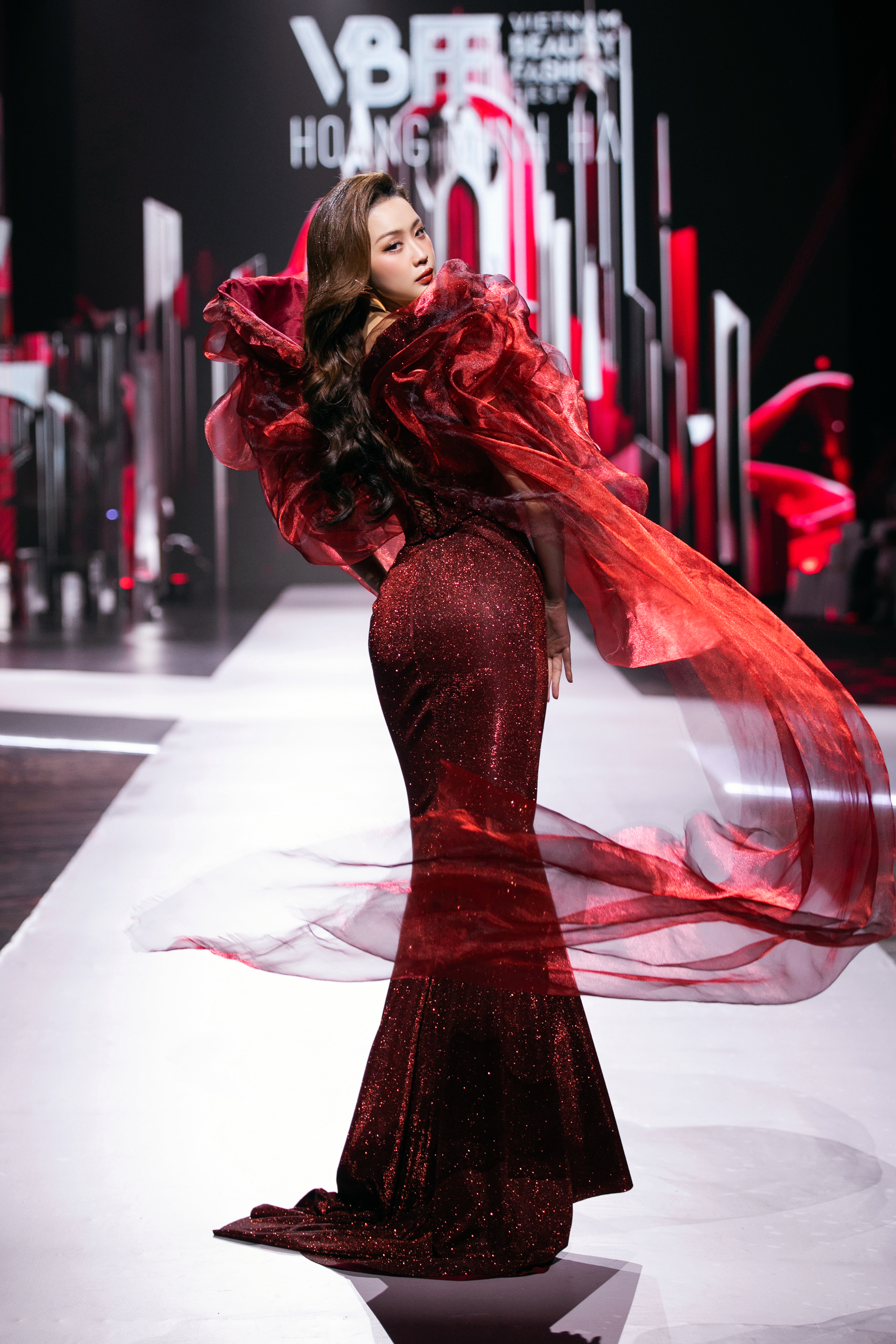 Hoa hậu Bảo Ngọc, Thanh Thuỷ, Trúc Diễm và Ý Nhi làm vedette ở VBFF lần thứ 10- Ảnh 3. Hoa hậu Bảo Ngọc, Thanh Thuỷ, Trúc Diễm và Ý Nhi làm vedette ở VBFF lần thứ 10- Ảnh 3.