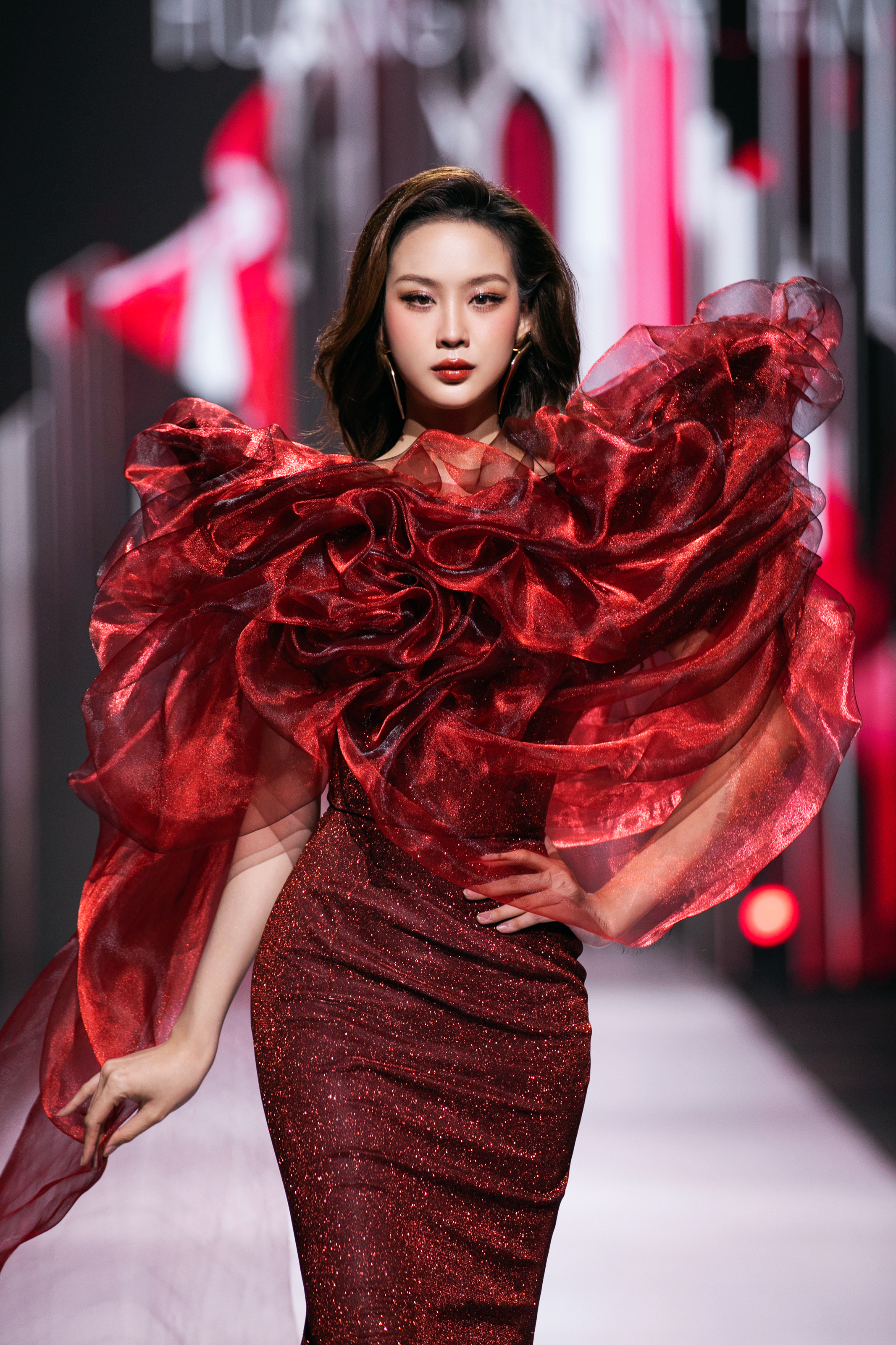 Hoa hậu Bảo Ngọc, Thanh Thuỷ, Trúc Diễm và Ý Nhi làm vedette ở VBFF lần thứ 10- Ảnh 2. Hoa hậu Bảo Ngọc, Thanh Thuỷ, Trúc Diễm và Ý Nhi làm vedette ở VBFF lần thứ 10- Ảnh 2.