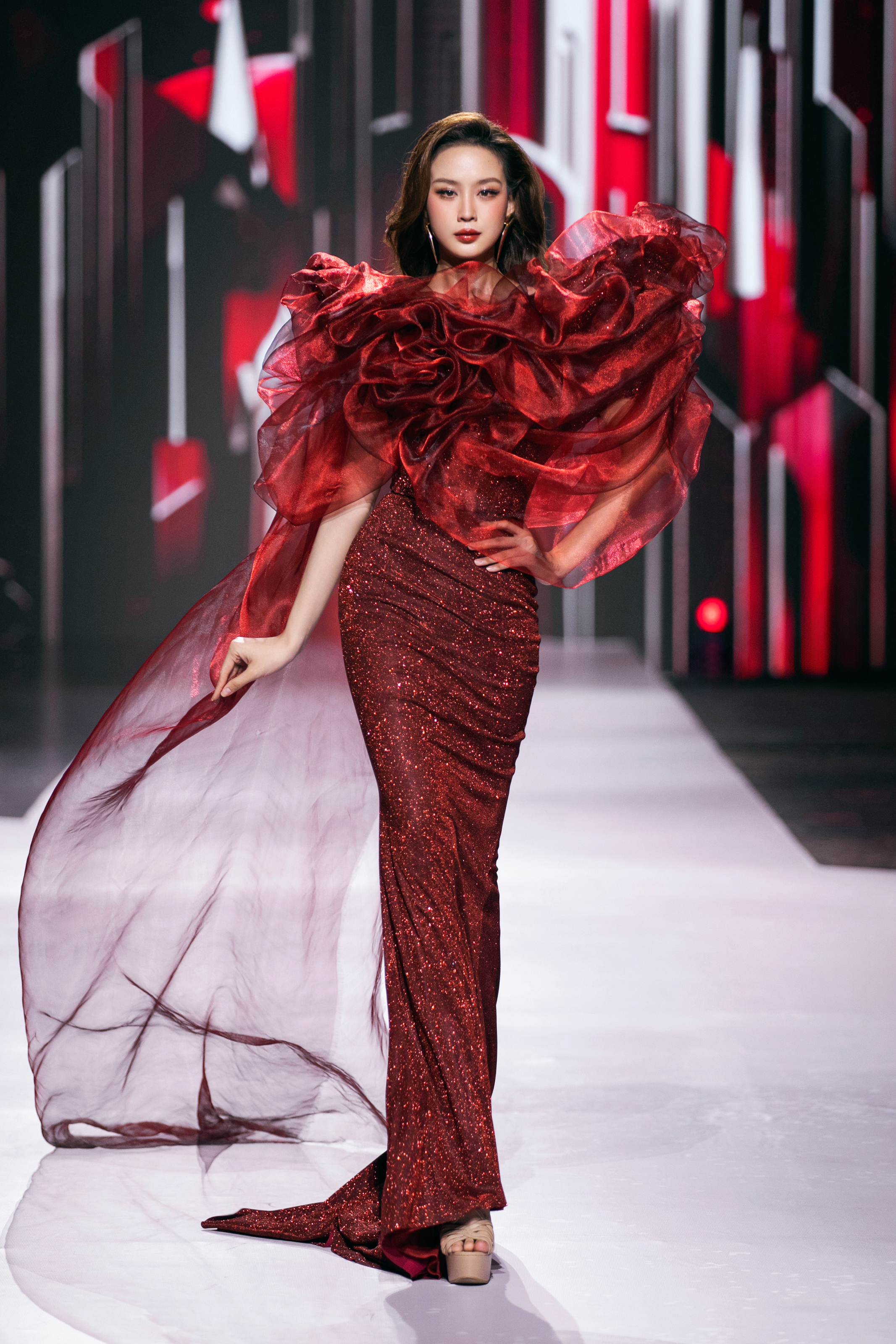 Hoa hậu Bảo Ngọc, Thanh Thuỷ, Trúc Diễm và Ý Nhi làm vedette ở VBFF lần thứ 10- Ảnh 6. Hoa hậu Bảo Ngọc, Thanh Thuỷ, Trúc Diễm và Ý Nhi làm vedette ở VBFF lần thứ 10- Ảnh 6.