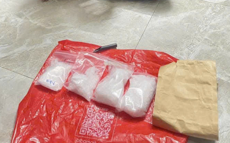 Tạm giữ người đ&agrave;n &ocirc;ng 47 tuổi t&agrave;ng trữ 1,7kg ma t&uacute;y- Ảnh 1.