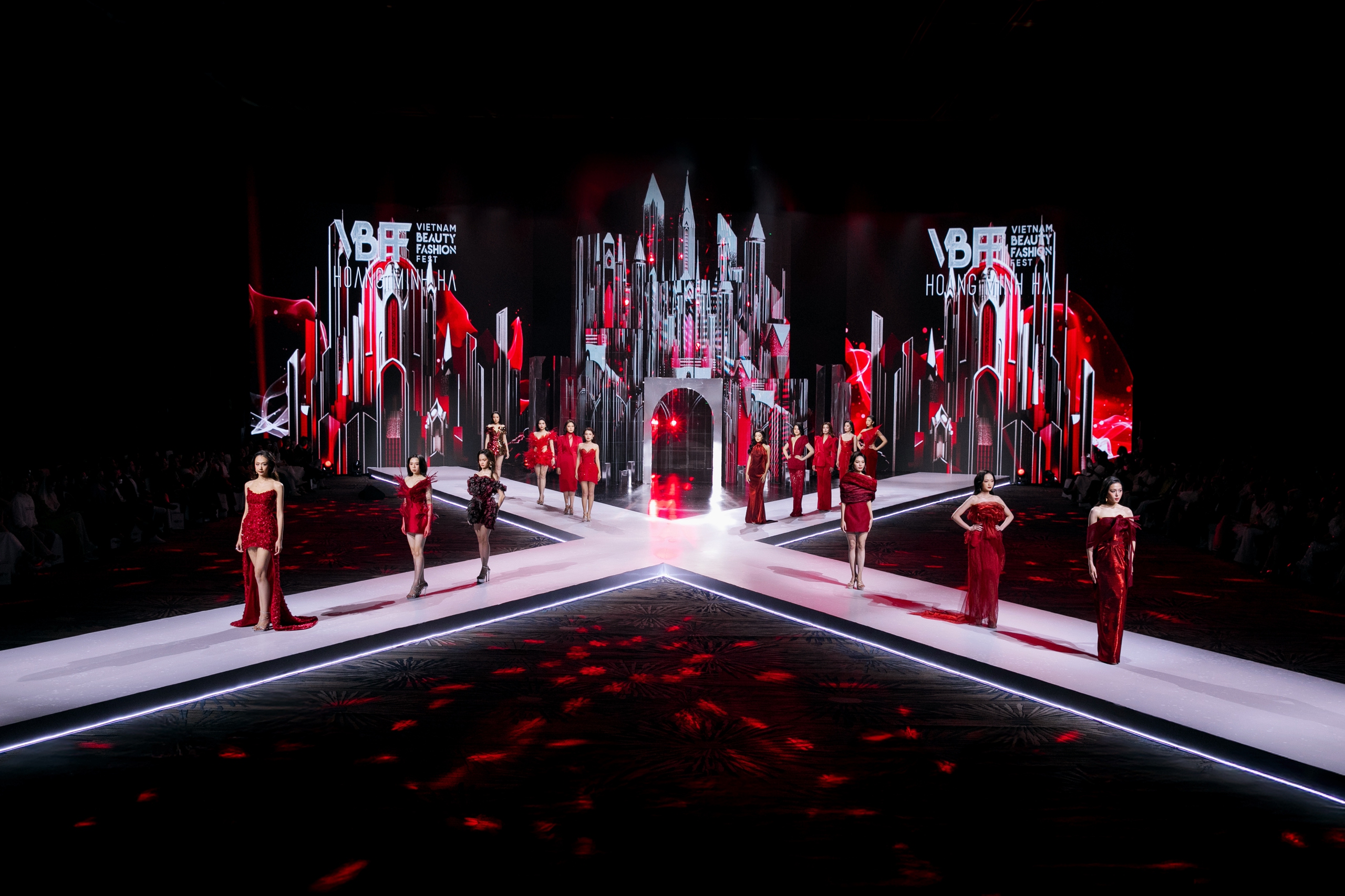 Hoa hậu Bảo Ngọc, Thanh Thuỷ, Trúc Diễm và Ý Nhi làm vedette ở VBFF lần thứ 10- Ảnh 1. Hoa hậu Bảo Ngọc, Thanh Thuỷ, Trúc Diễm và Ý Nhi làm vedette ở VBFF lần thứ 10- Ảnh 1.
