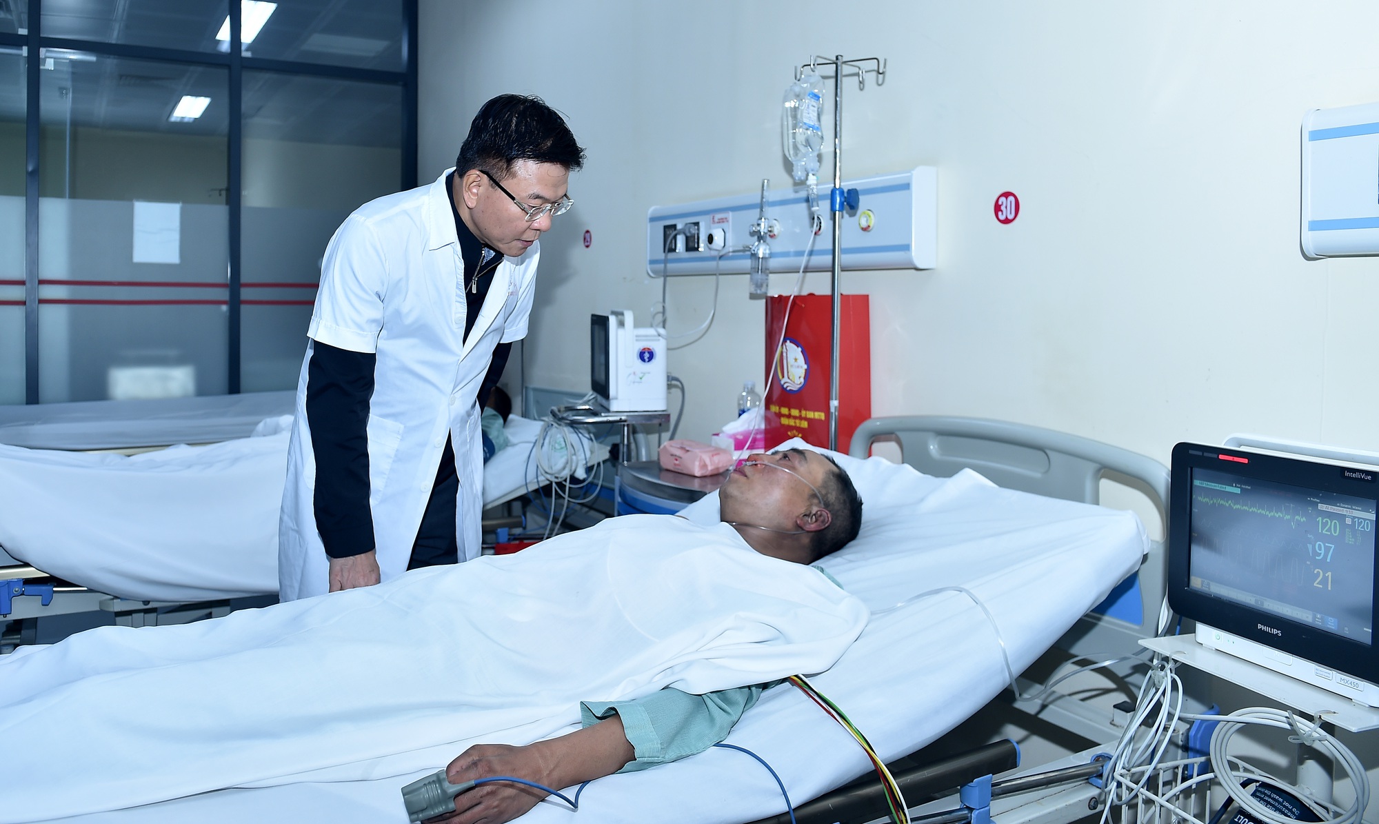 Ph&oacute; thủ tướng v&agrave; l&atilde;nh đạo H&agrave; Nội tới hiện trường, thăm hỏi nạn nh&acirc;n vụ ch&aacute;y qu&aacute;n c&agrave; ph&ecirc;- Ảnh 2.