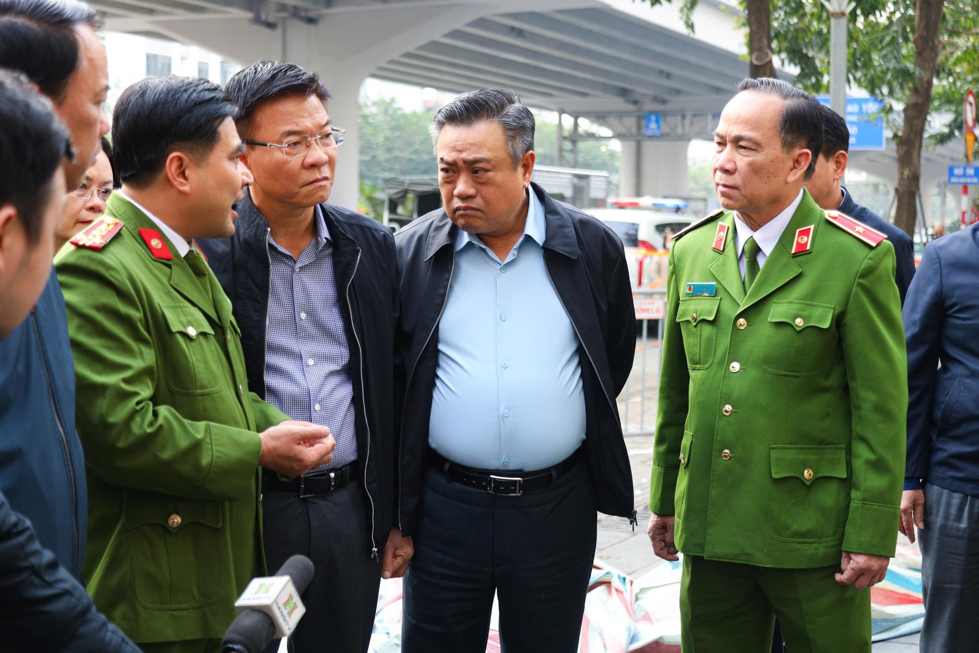 Ph&oacute; thủ tướng v&agrave; l&atilde;nh đạo H&agrave; Nội tới hiện trường, thăm hỏi nạn nh&acirc;n vụ ch&aacute;y qu&aacute;n c&agrave; ph&ecirc;- Ảnh 1.