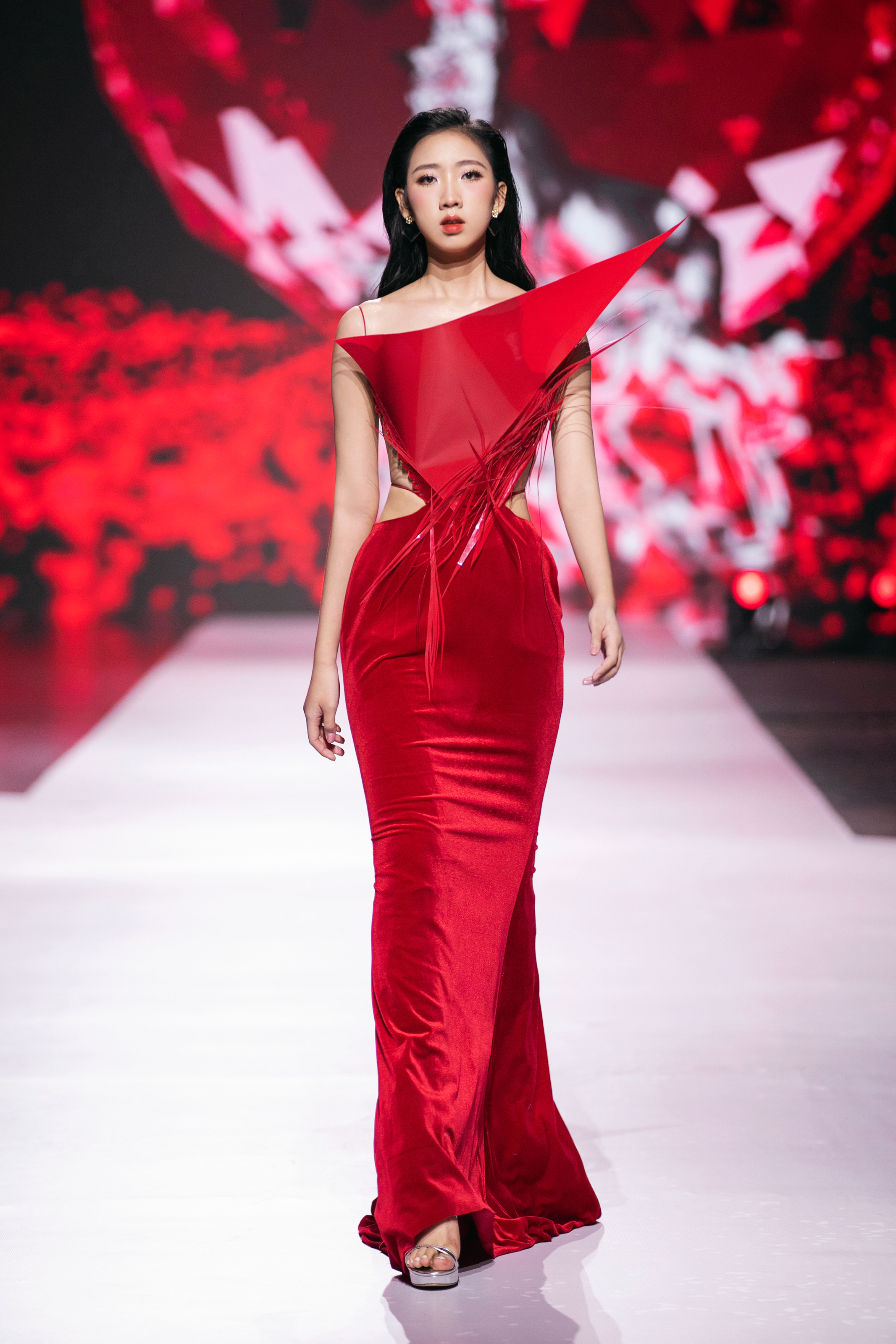 Hoa hậu Bảo Ngọc, Thanh Thuỷ, Trúc Diễm và Ý Nhi làm vedette ở VBFF lần thứ 10- Ảnh 5. Hoa hậu Bảo Ngọc, Thanh Thuỷ, Trúc Diễm và Ý Nhi làm vedette ở VBFF lần thứ 10- Ảnh 5.