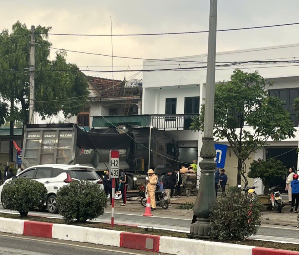 Xe đầu k&eacute;o lao v&agrave;o nh&agrave; d&acirc;n ủi bay &ocirc; t&ocirc; con ở H&agrave; Tĩnh- Ảnh 1.