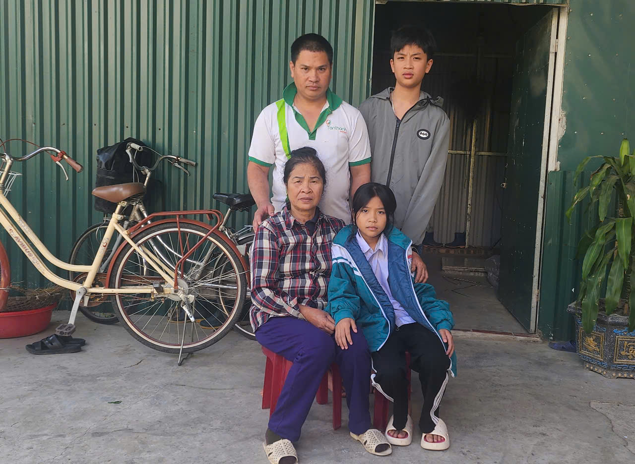 Vợ mất do TNGT, chồng tật nguyền c&ugrave;ng 2 con nhỏ sống nương tựa mẹ gi&agrave;- Ảnh 2.