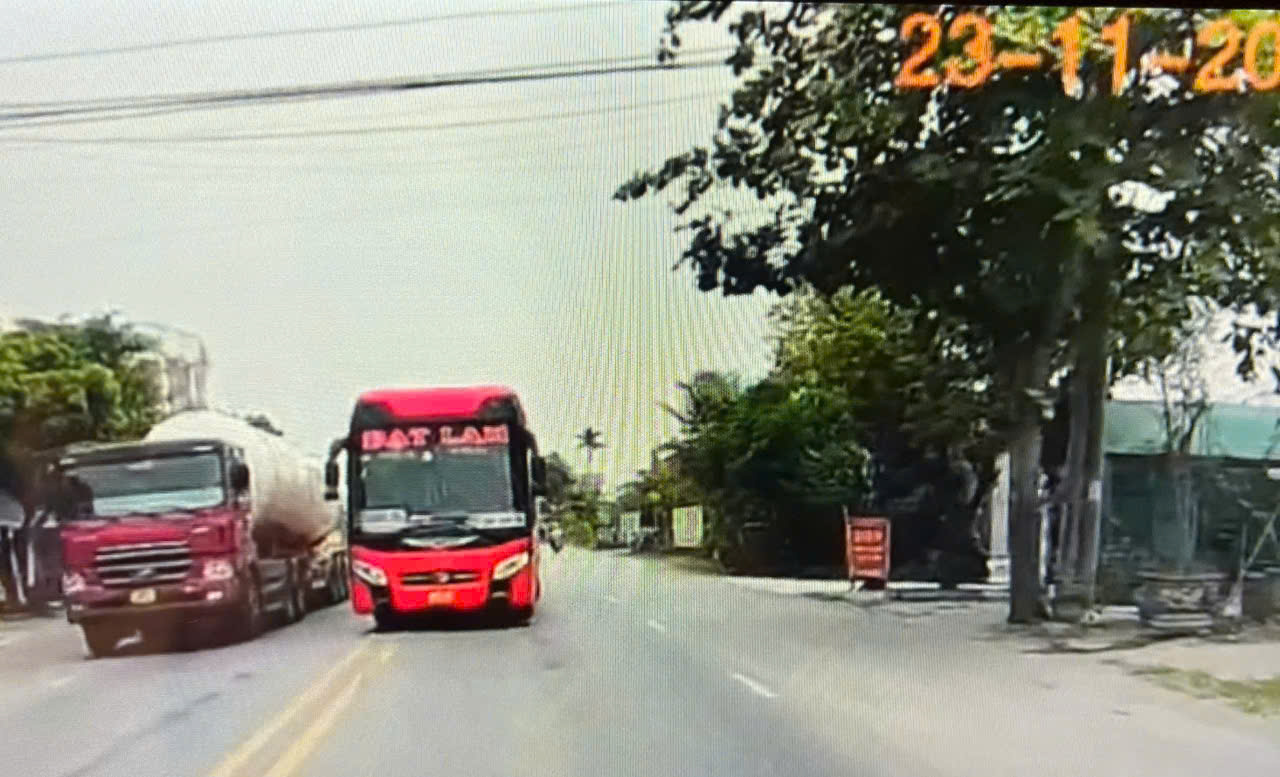 Từ tin nhắn qua zalo, C&ocirc;ng an Th&aacute;i B&igrave;nh phạt nguội xe kh&aacute;ch lấn l&agrave;n, vượt ẩu- Ảnh 2.