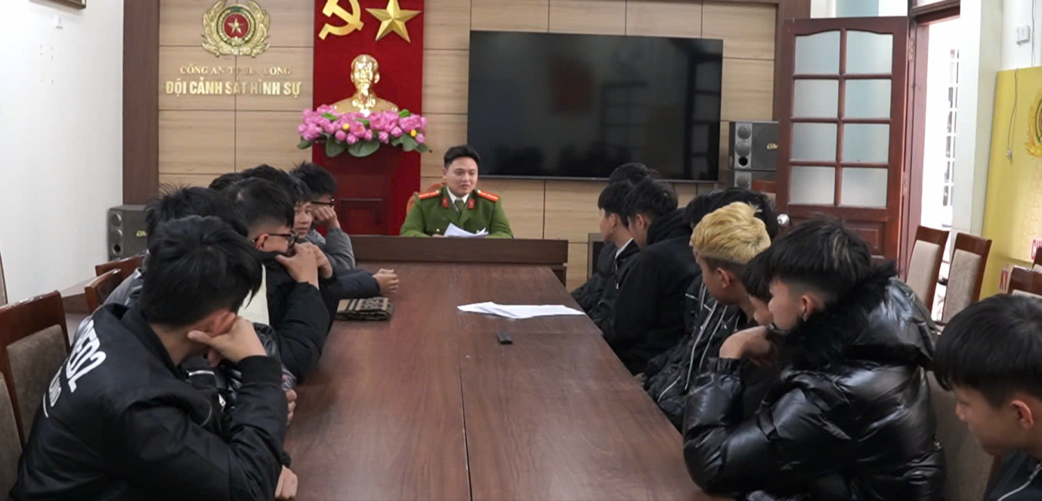 Triệu tập 16 thanh, thiếu ni&ecirc;n d&ugrave;ng hung kh&iacute; hỗn chiến đường phố TP Hạ Long l&uacute;c nửa đ&ecirc;m- Ảnh 1.