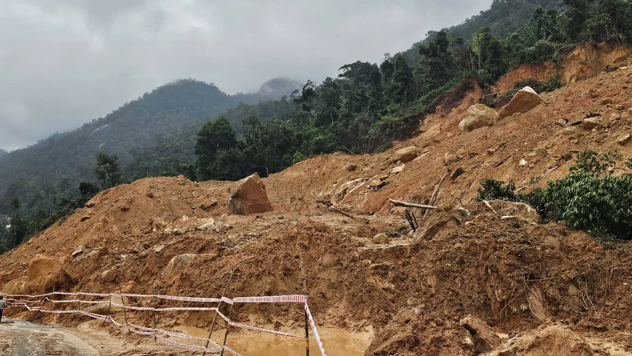 Sạt lở vẫn phức tạp, xem x&eacute;t cấm lưu th&ocirc;ng qua đ&egrave;o Kh&aacute;nh L&ecirc;- Ảnh 3.