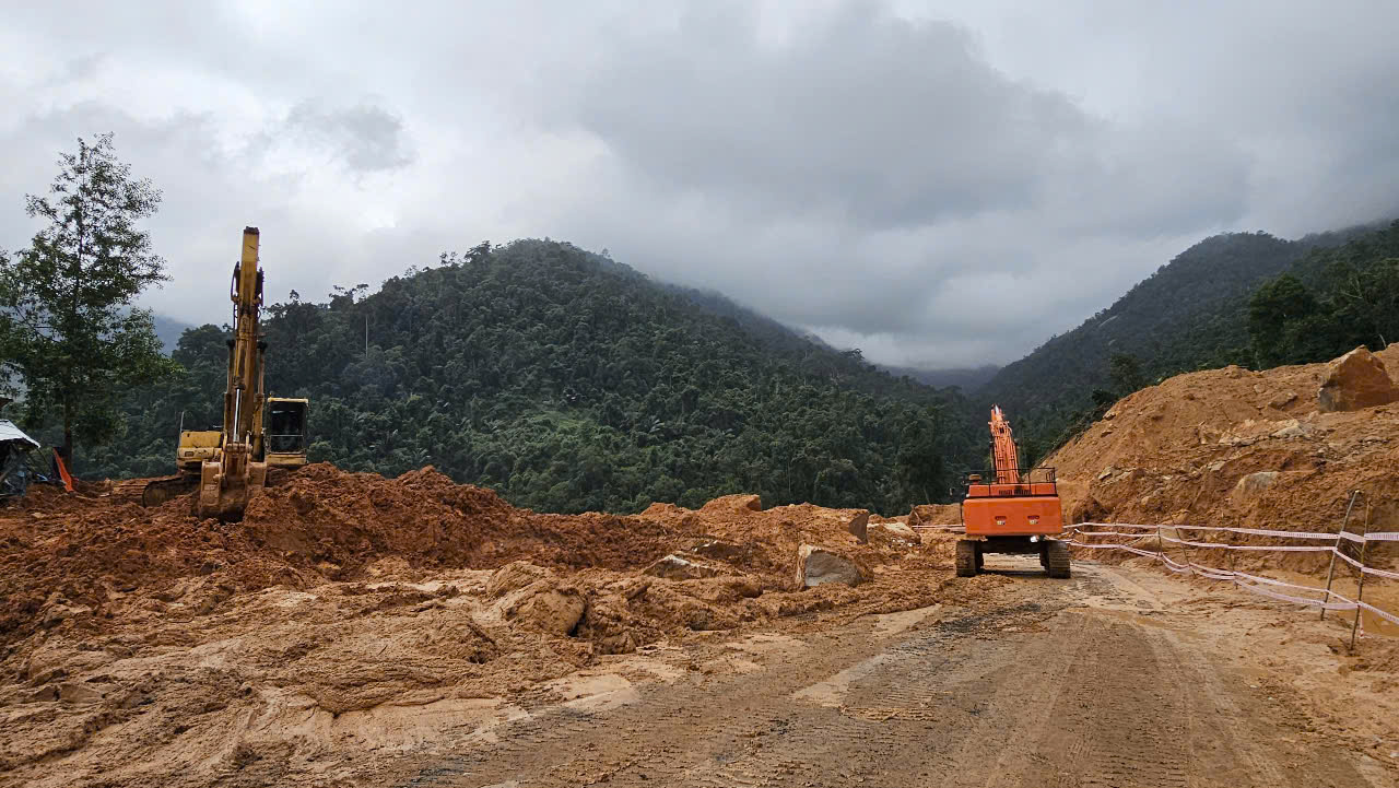 Sạt lở vẫn phức tạp, xem x&eacute;t cấm lưu th&ocirc;ng qua đ&egrave;o Kh&aacute;nh L&ecirc;- Ảnh 2.