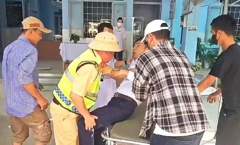 CSGT dẫn đường đưa người đ&agrave;n &ocirc;ng nguy kịch tr&ecirc;n cao tốc nhập viện cấp cứu- Ảnh 1.