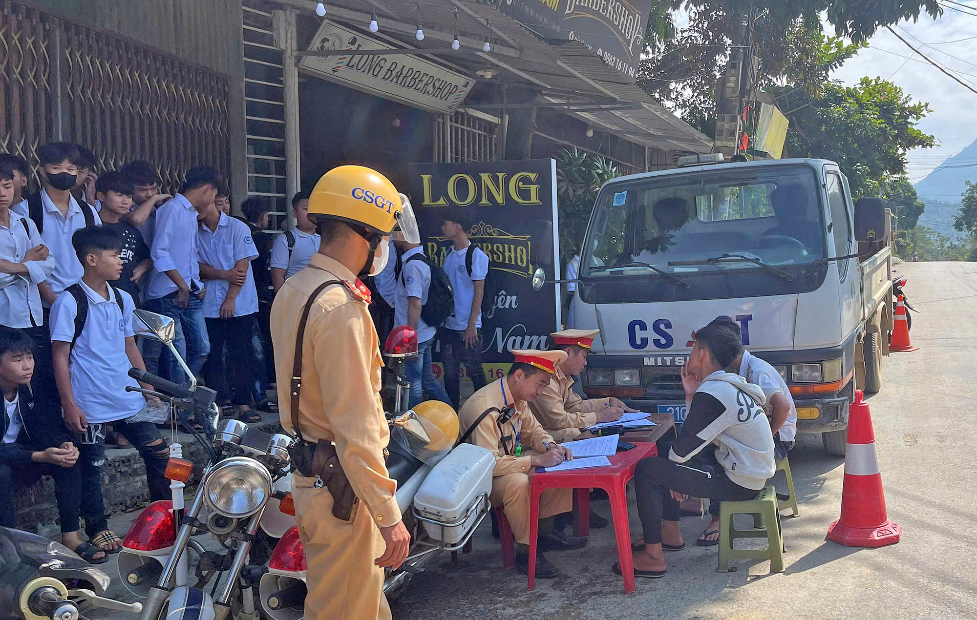 Y&ecirc;n B&aacute;i: Mạnh tay xử &ldquo;qu&aacute;i xế&rdquo; tuổi teen, ngăn tai nạn- Ảnh 2.
