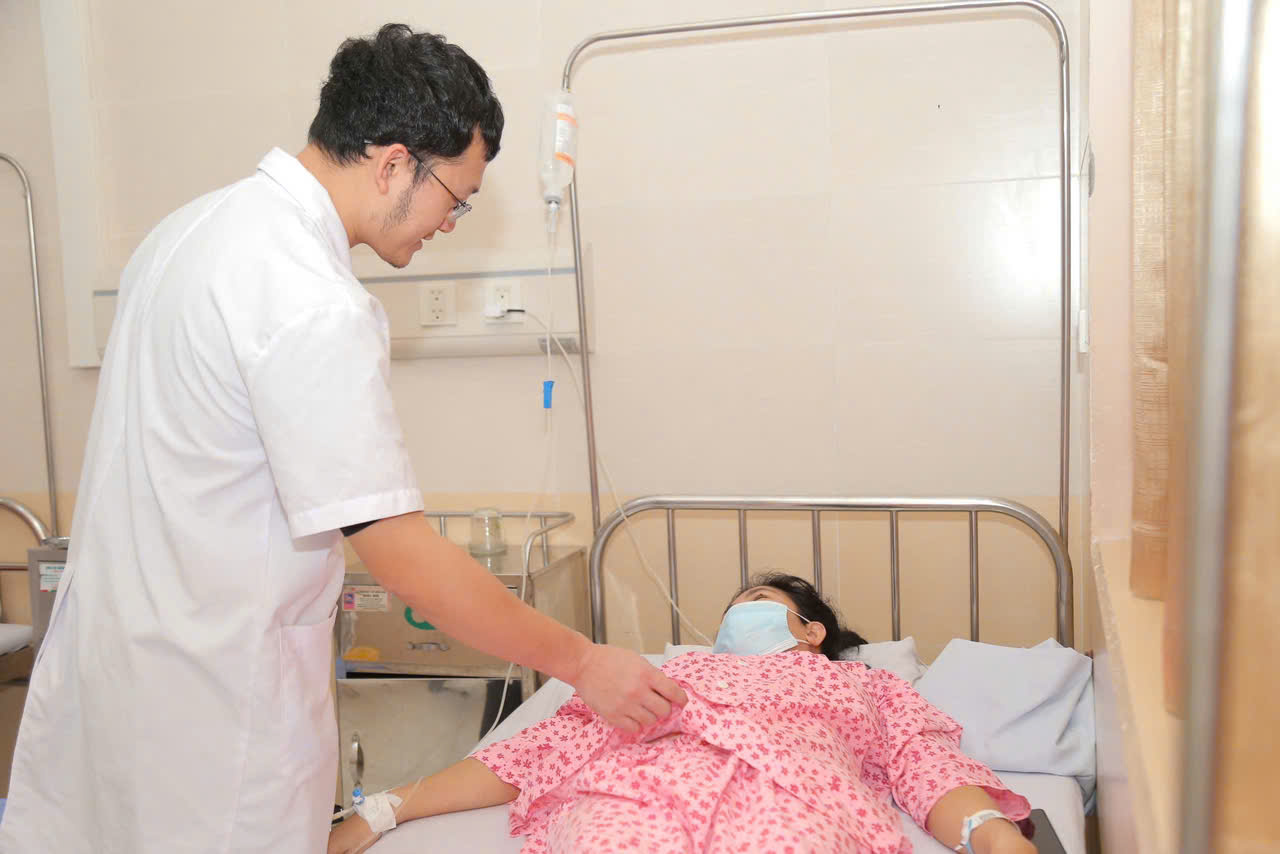 Chịu đau suốt 3 ng&agrave;y, một phụ nữ nhập viện với khối u buồng trứng to như quả bưởi- Ảnh 1.