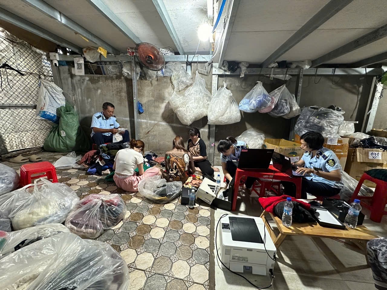 Quản lý thị trường mạnh tay xử lý hàng giả mạo nhãn hiệu- Ảnh 2. Quản lý thị trường mạnh tay xử lý hàng giả mạo nhãn hiệu- Ảnh 2.