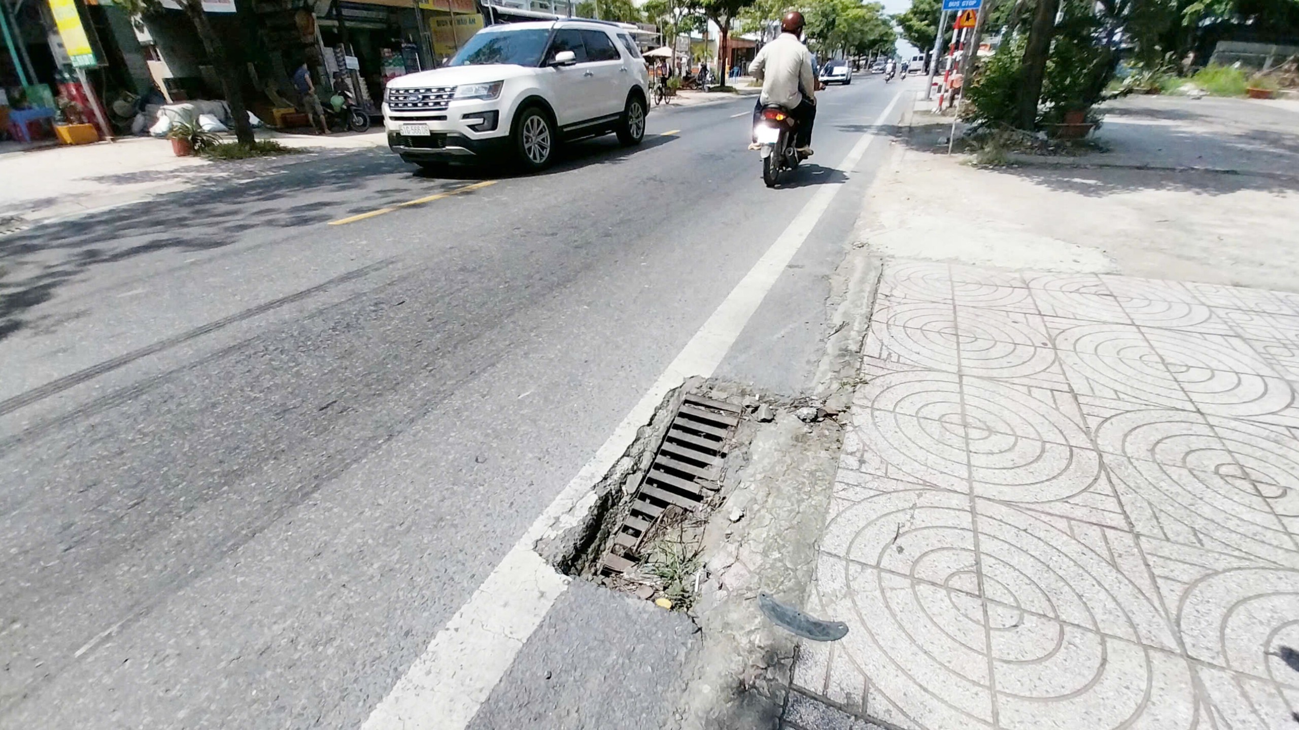 Nhiều nắp cống tr&ecirc;n QL30 Đồng Th&aacute;p hư hỏng, người đi đường nơm nớp lo mắc "bẫy"- Ảnh 1.