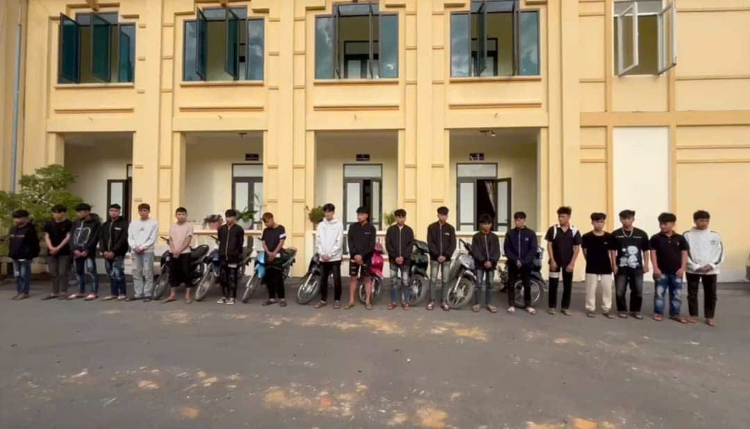 Ngăn chặn kịp thời nh&oacute;m thanh thiếu ni&ecirc;n mang hung kh&iacute; đi giải quyết m&acirc;u thuẫn- Ảnh 1.