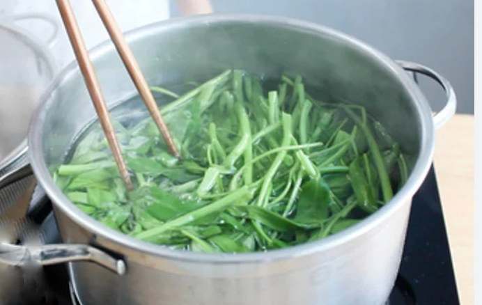 Luộc rau đậy vung hay mở mới đ&uacute;ng, thử c&aacute;ch n&agrave;y vừa xanh vừa kh&ocirc;ng mất chất- Ảnh 3.