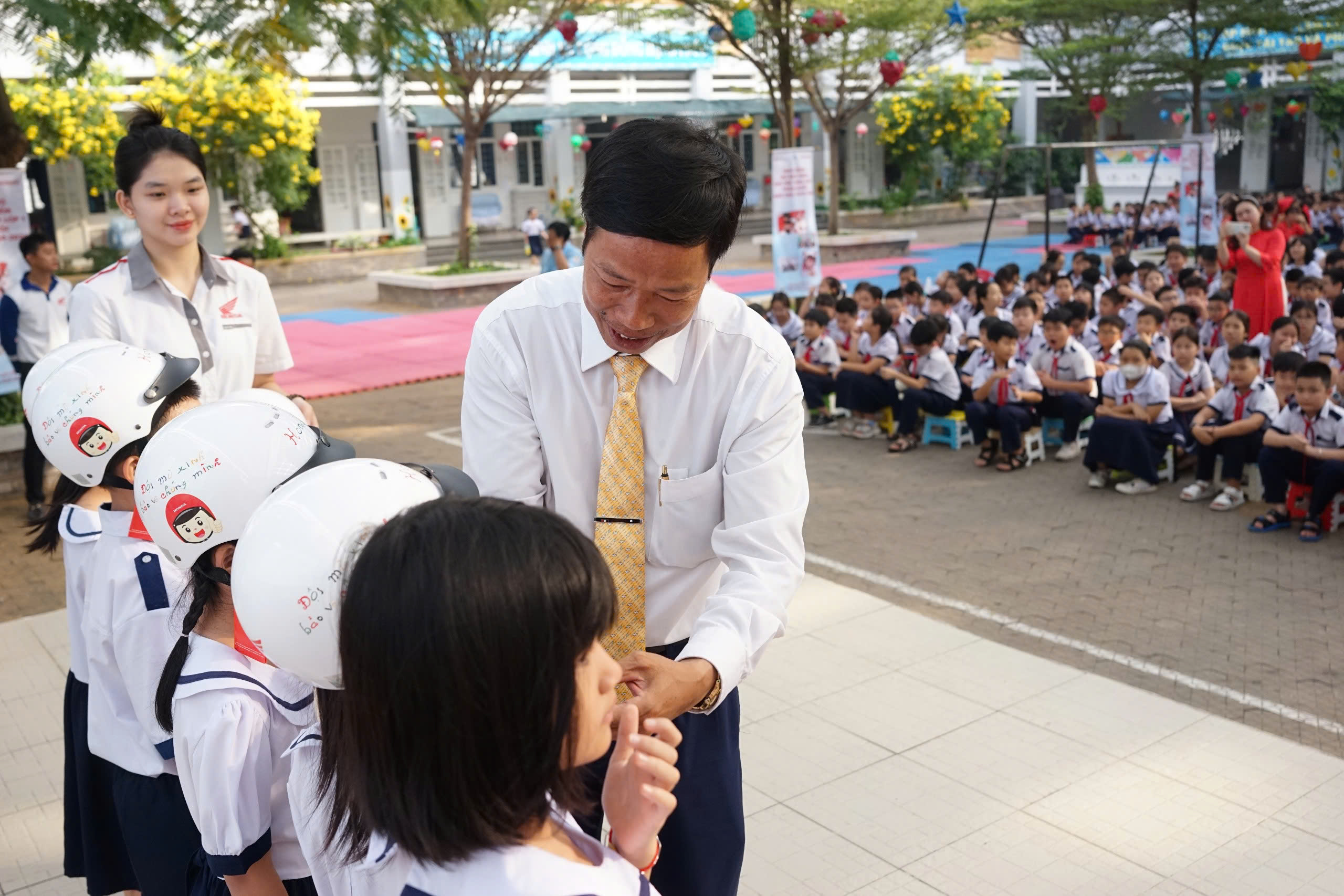 Hàng nghìn học sinh ở TP Thủ Đức được HEAD Sơn Minh tập huấn kiến thức ATGT- Ảnh 1. Hàng nghìn học sinh ở TP Thủ Đức được HEAD Sơn Minh tập huấn kiến thức ATGT- Ảnh 1.