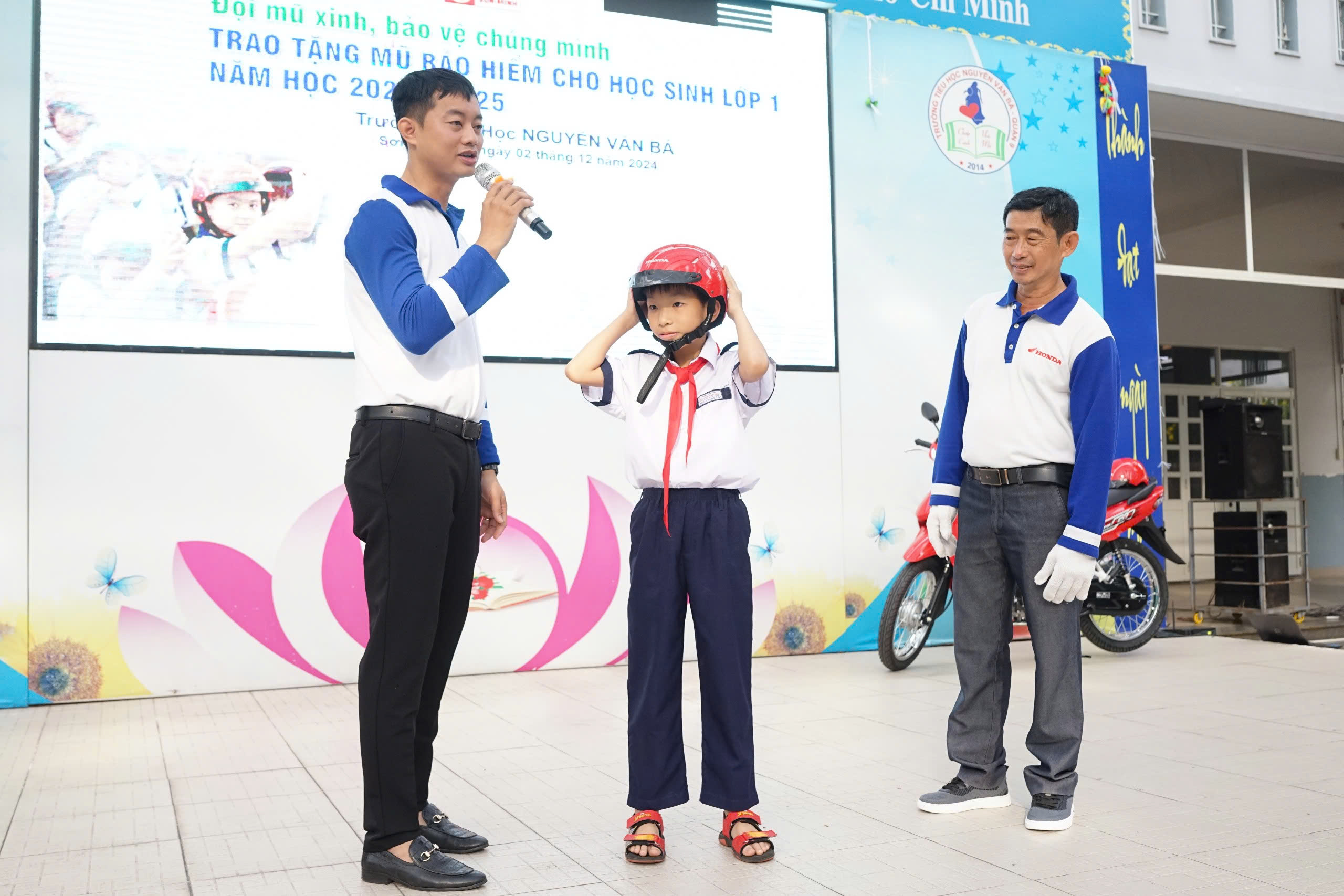 Hàng nghìn học sinh ở TP Thủ Đức được HEAD Sơn Minh tập huấn kiến thức ATGT- Ảnh 3. Hàng nghìn học sinh ở TP Thủ Đức được HEAD Sơn Minh tập huấn kiến thức ATGT- Ảnh 3.