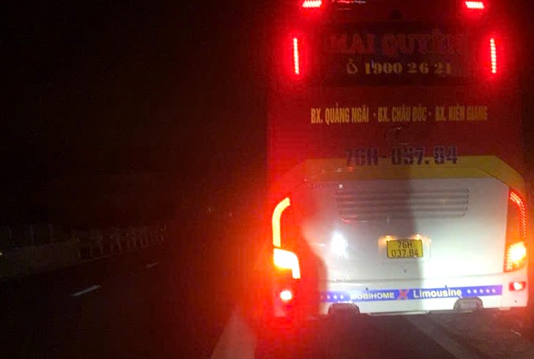 CSGT xử phạt t&agrave;i xế dừng xe để kh&aacute;ch v&ocirc; tư đi vệ sinh tr&ecirc;n cao tốc- Ảnh 1.