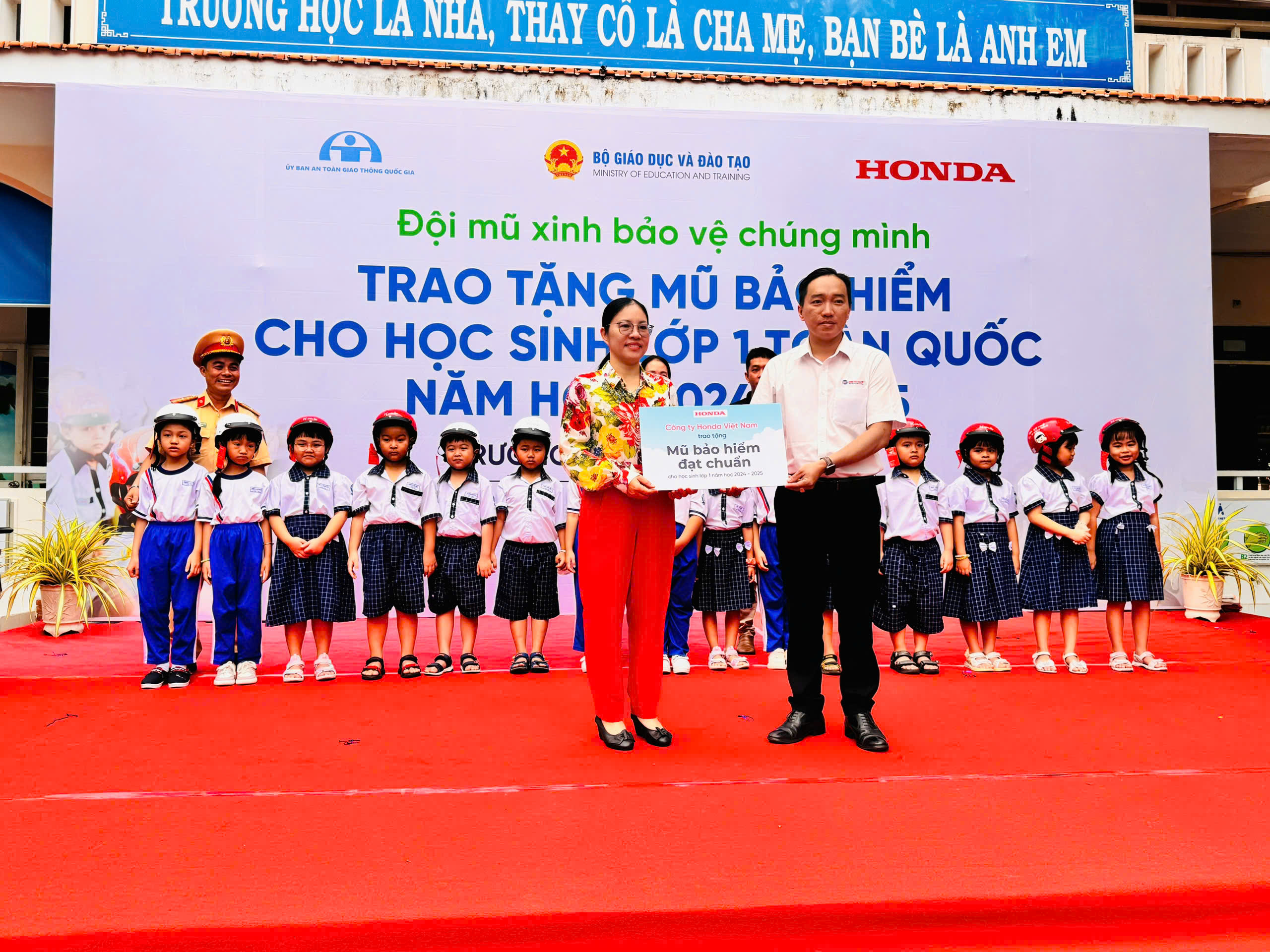 200 học sinh lớp 1 ở Cần Thơ được tặng mũ bảo hiểm đ&uacute;ng chuẩn- Ảnh 2.