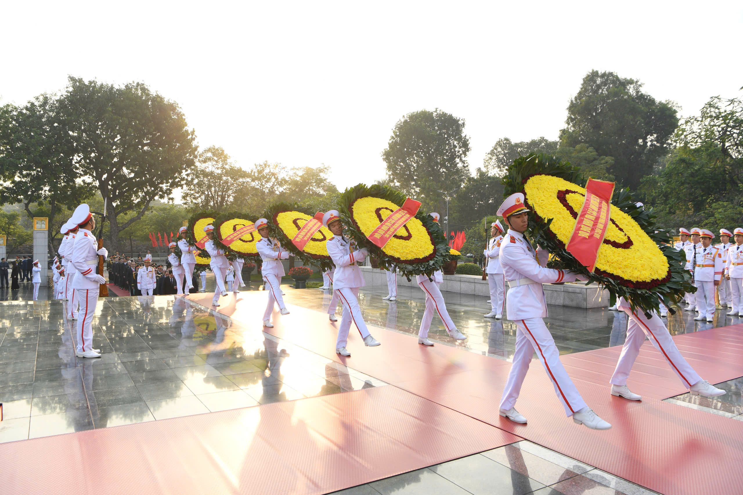 L&atilde;nh đạo Đảng v&agrave; Nh&agrave; nước viếng Chủ tịch Hồ Ch&iacute; Minh nh&acirc;n kỷ niệm 80 năm QĐND Việt Nam- Ảnh 4.