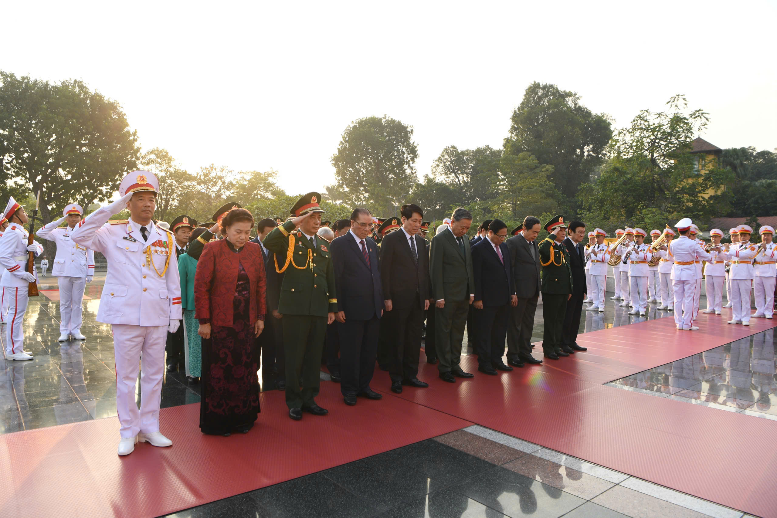 L&atilde;nh đạo Đảng v&agrave; Nh&agrave; nước viếng Chủ tịch Hồ Ch&iacute; Minh nh&acirc;n kỷ niệm 80 năm QĐND Việt Nam- Ảnh 5.