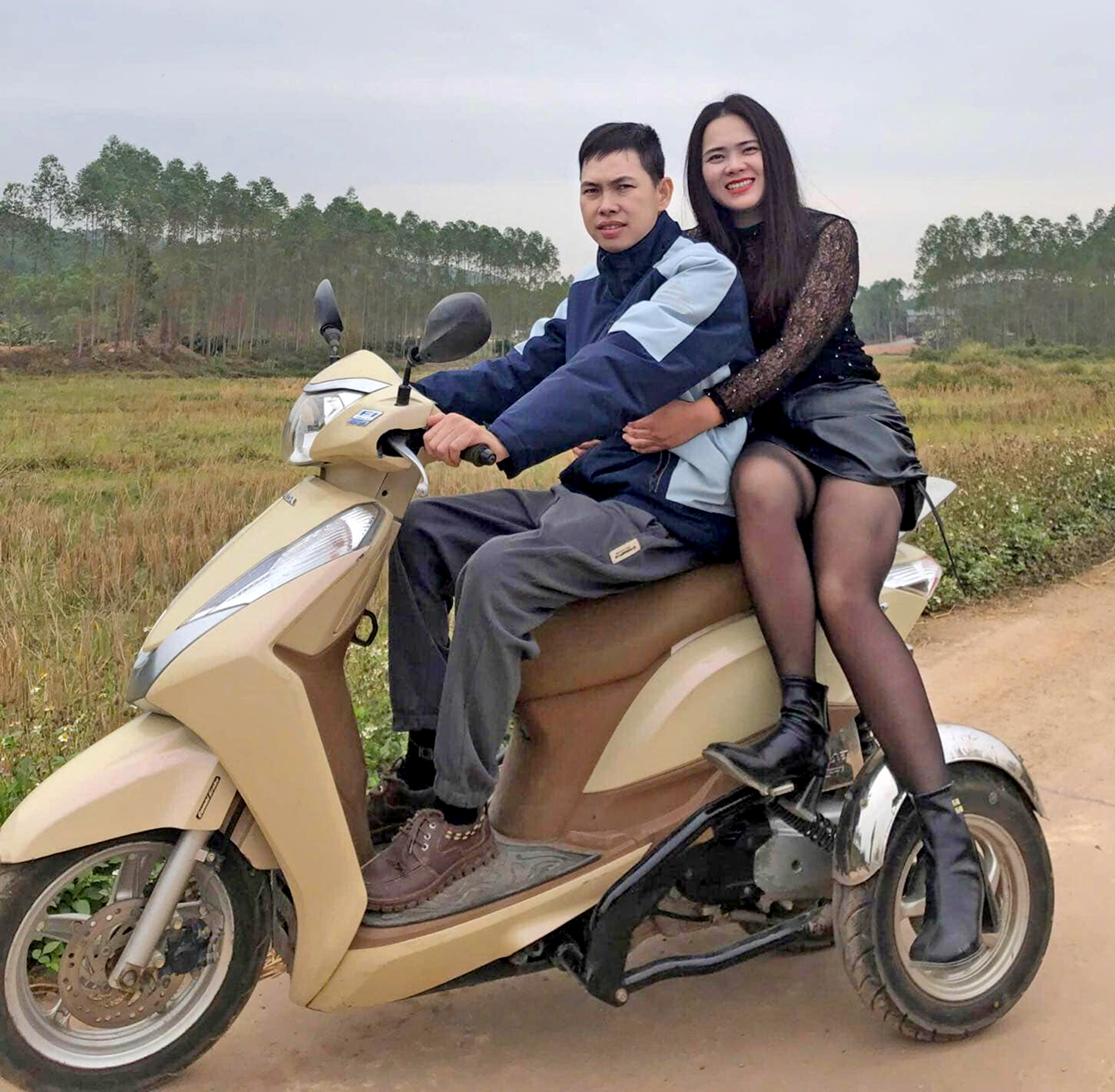 Hạnh ph&uacute;c của &ldquo;hoa kh&ocirc;i l&agrave;ng&rdquo; lấy chồng ngồi xe lăn - Ảnh 1.
