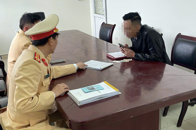 "Mắt thần" gi&uacute;p cảnh s&aacute;t ph&aacute;t hiện, đ&oacute;n l&otilde;ng t&agrave;i xế &ocirc; t&ocirc; đi ngược chiều cao tốc- Ảnh 2.