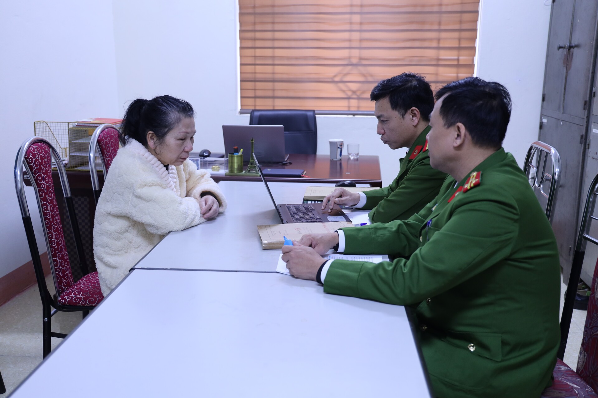 L&agrave;o Cai: Bắt nữ qu&aacute;i mua b&aacute;n người sau 23 năm trốn truy n&atilde; ở nước ngo&agrave;i- Ảnh 1.