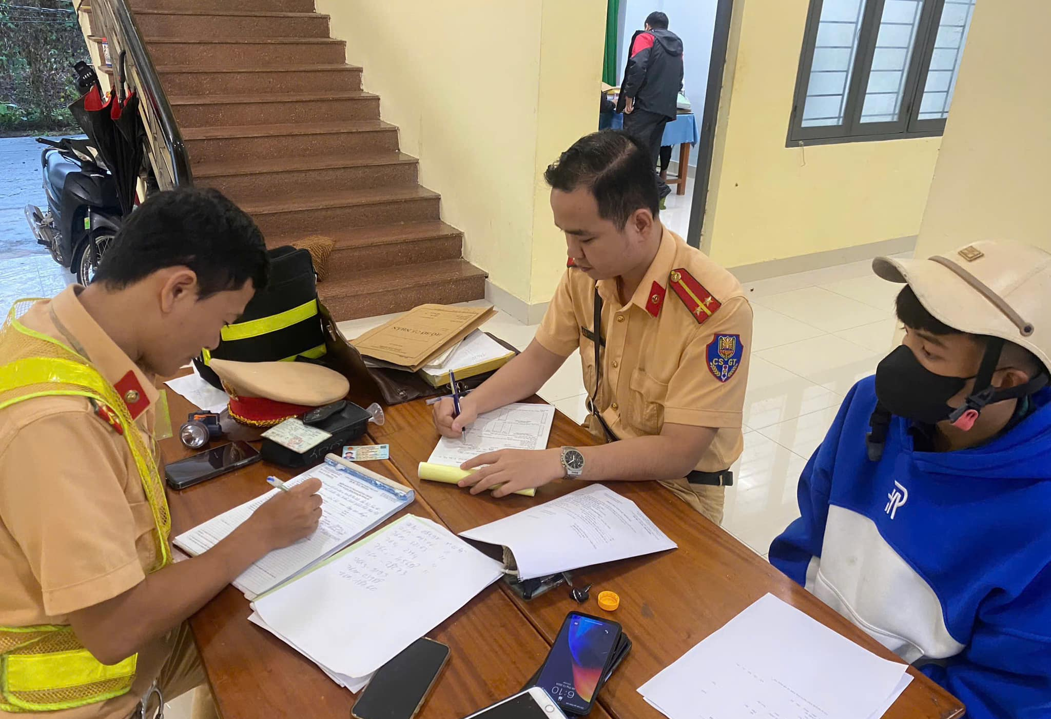 CSGT Quảng Ngãi bắt giữ hàng loạt quái xế tuổi teen- Ảnh 2. CSGT Quảng Ngãi bắt giữ hàng loạt quái xế tuổi teen- Ảnh 2.