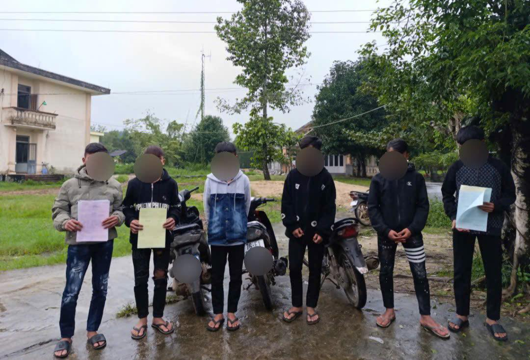 CSGT Quảng Ngãi bắt giữ hàng loạt quái xế tuổi teen- Ảnh 1. CSGT Quảng Ngãi bắt giữ hàng loạt quái xế tuổi teen- Ảnh 1.