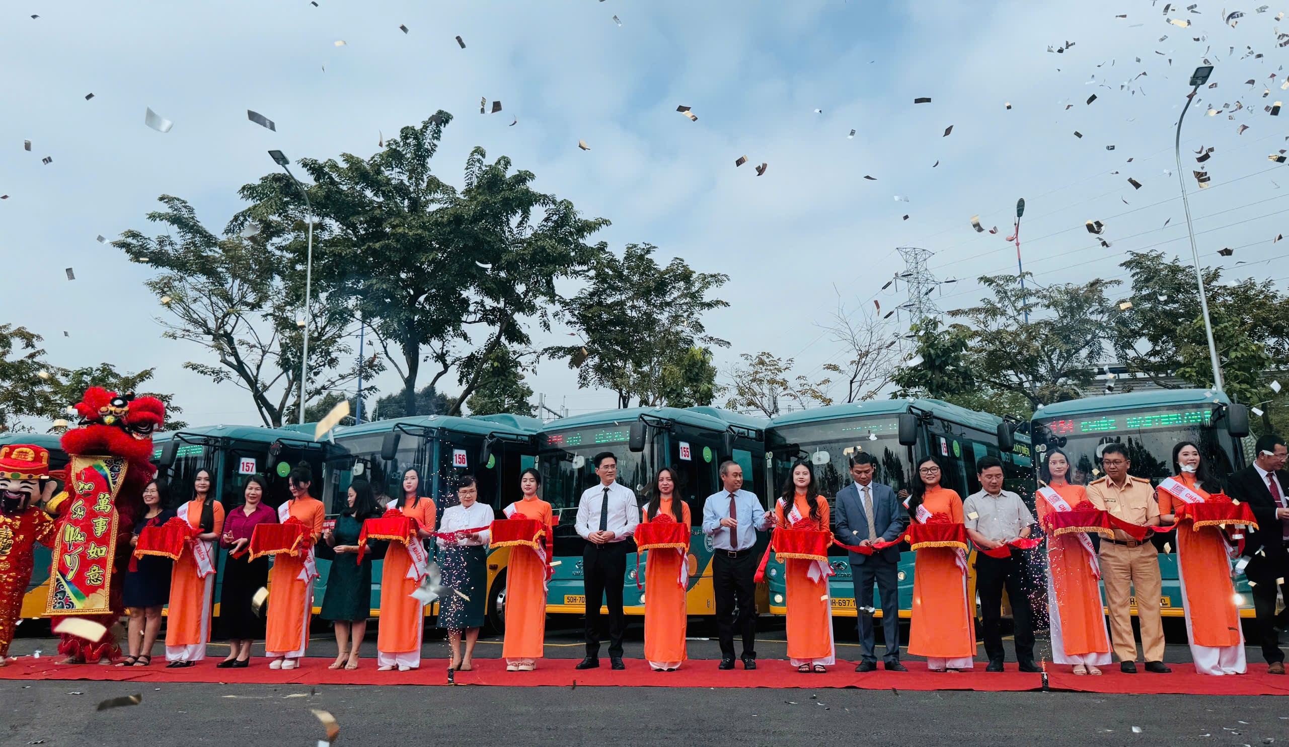 Khai trương 17 tuyến xe bu&yacute;t điện kết nối c&aacute;c nh&agrave; ga metro số 1- Ảnh 4.