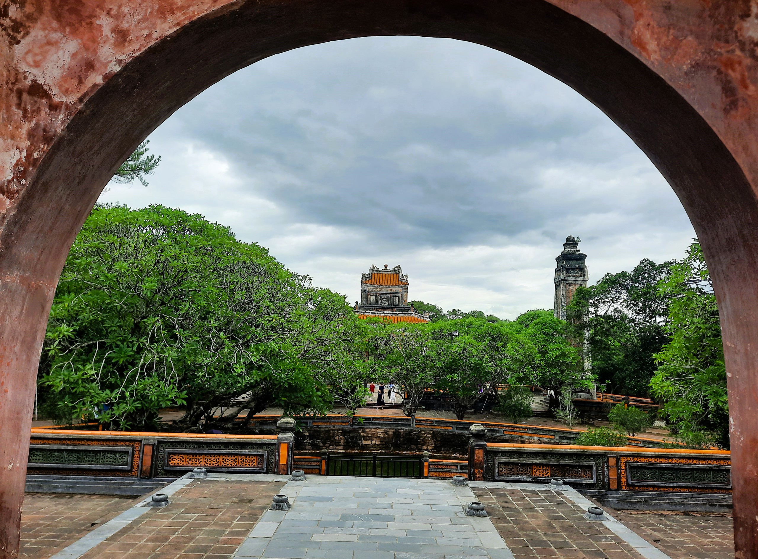 Kh&aacute;m ph&aacute; khu lăng mộ như ho&agrave;ng cung thu nhỏ của vị vua trị v&igrave; l&acirc;u nhất triều Nguyễn- Ảnh 1.
