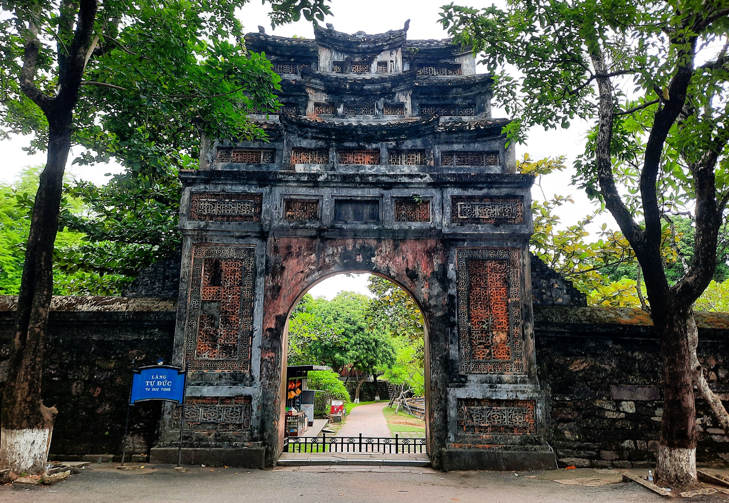 Kh&aacute;m ph&aacute; khu lăng mộ như ho&agrave;ng cung thu nhỏ của vị vua trị v&igrave; l&acirc;u nhất triều Nguyễn- Ảnh 3.