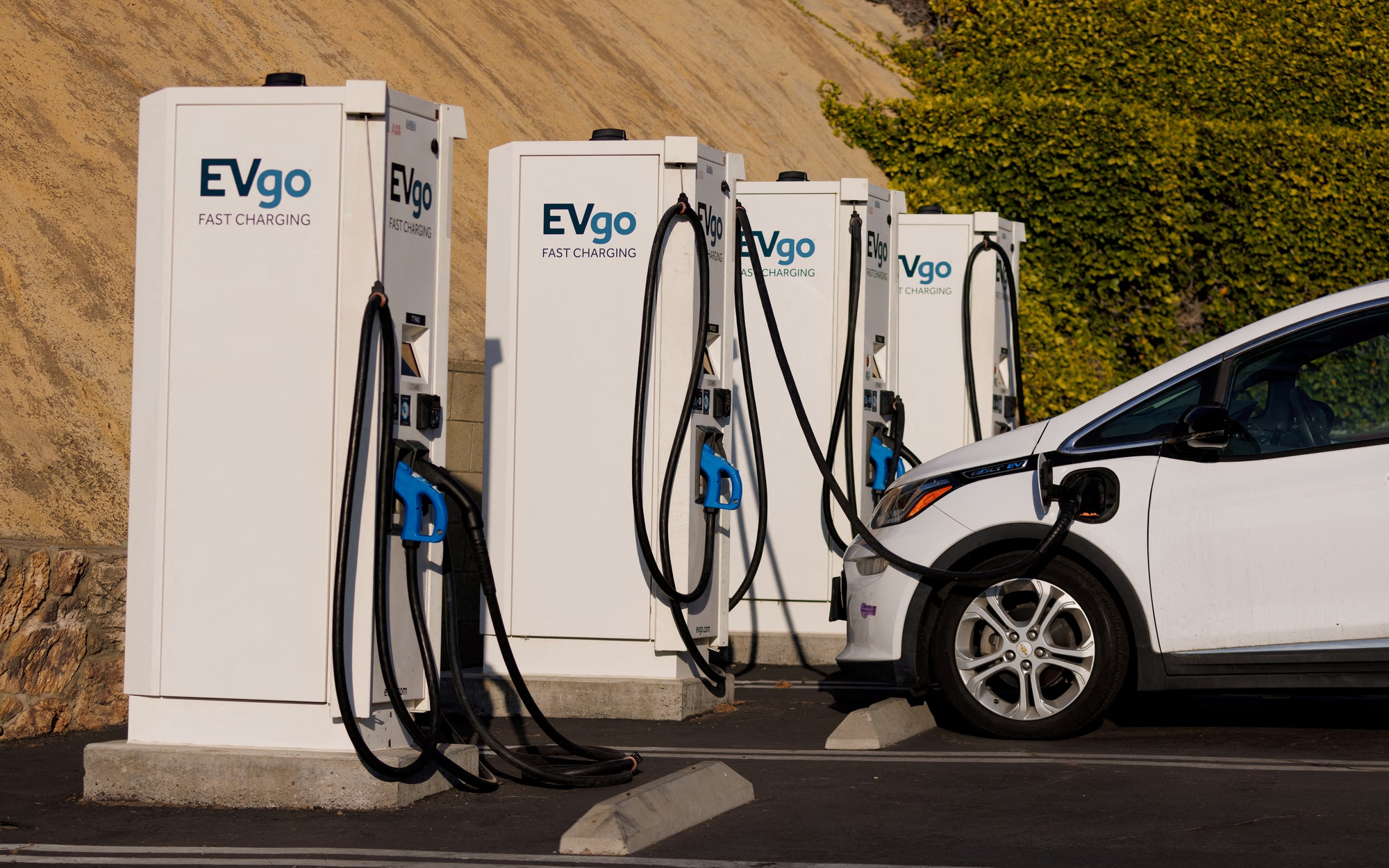 Lo ngại thị trường xe điện lao dốc khi Mỹ dừng trợ cấp- Ảnh 2. Tổng thống đắc cử Trump và nỗ lực lật ngược chính sách hỗ trợ xe điện của ông Biden