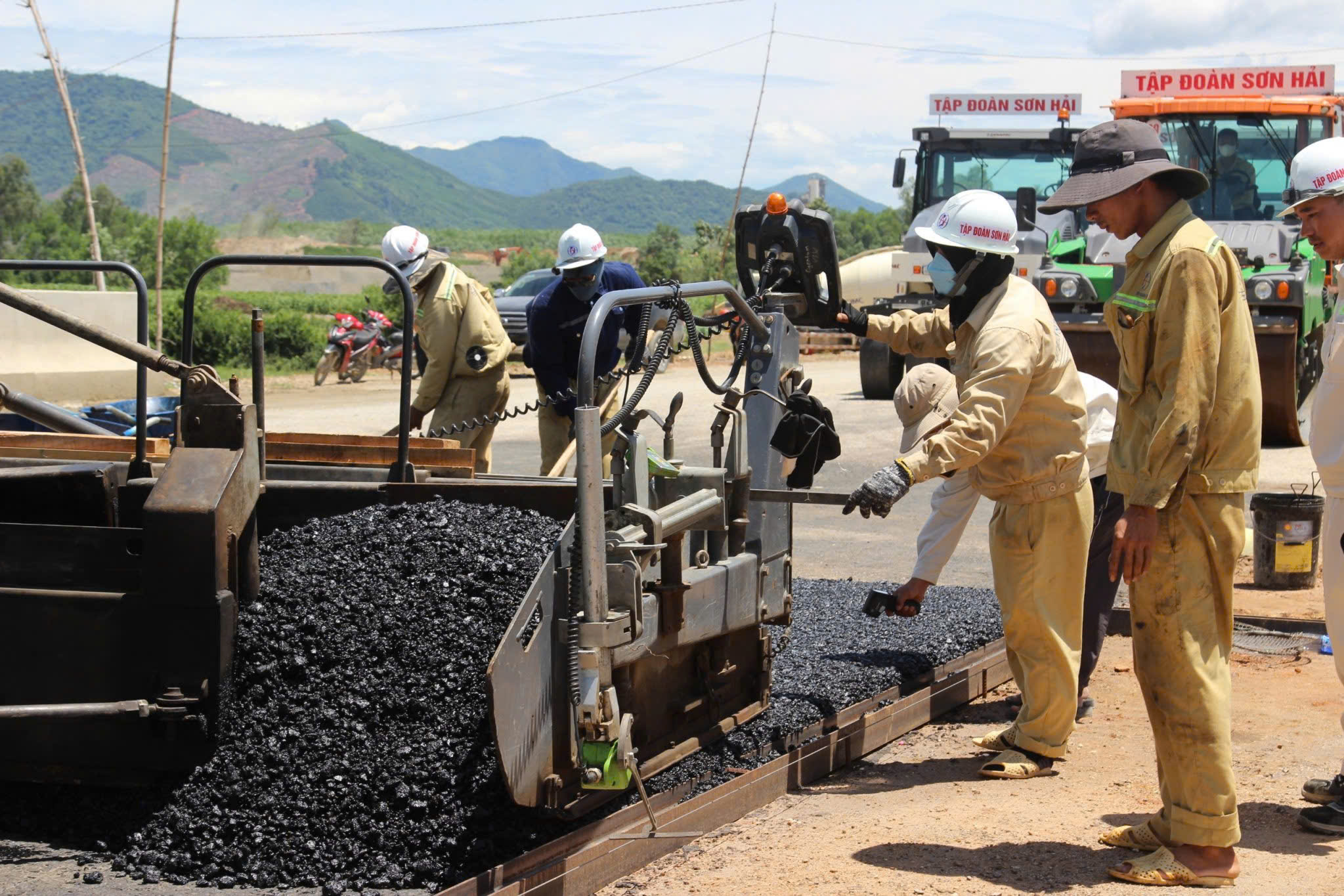 Nh&agrave; thầu cao tốc qua B&igrave;nh Định phải v&agrave;o Kh&aacute;nh H&ograve;a mua đ&aacute;- Ảnh 2.