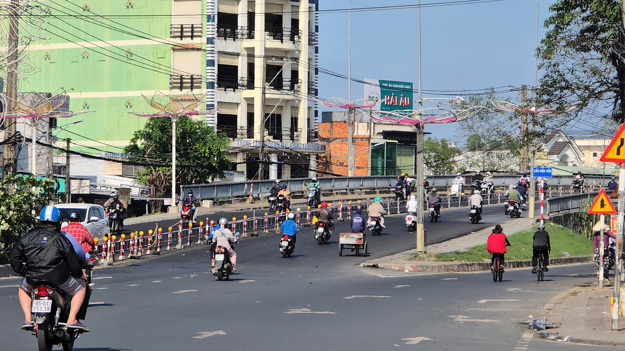 Cần Thơ cải tạo vỉa h&egrave;, sửa cầu đường đ&oacute;n năm mới 2025- Ảnh 10.