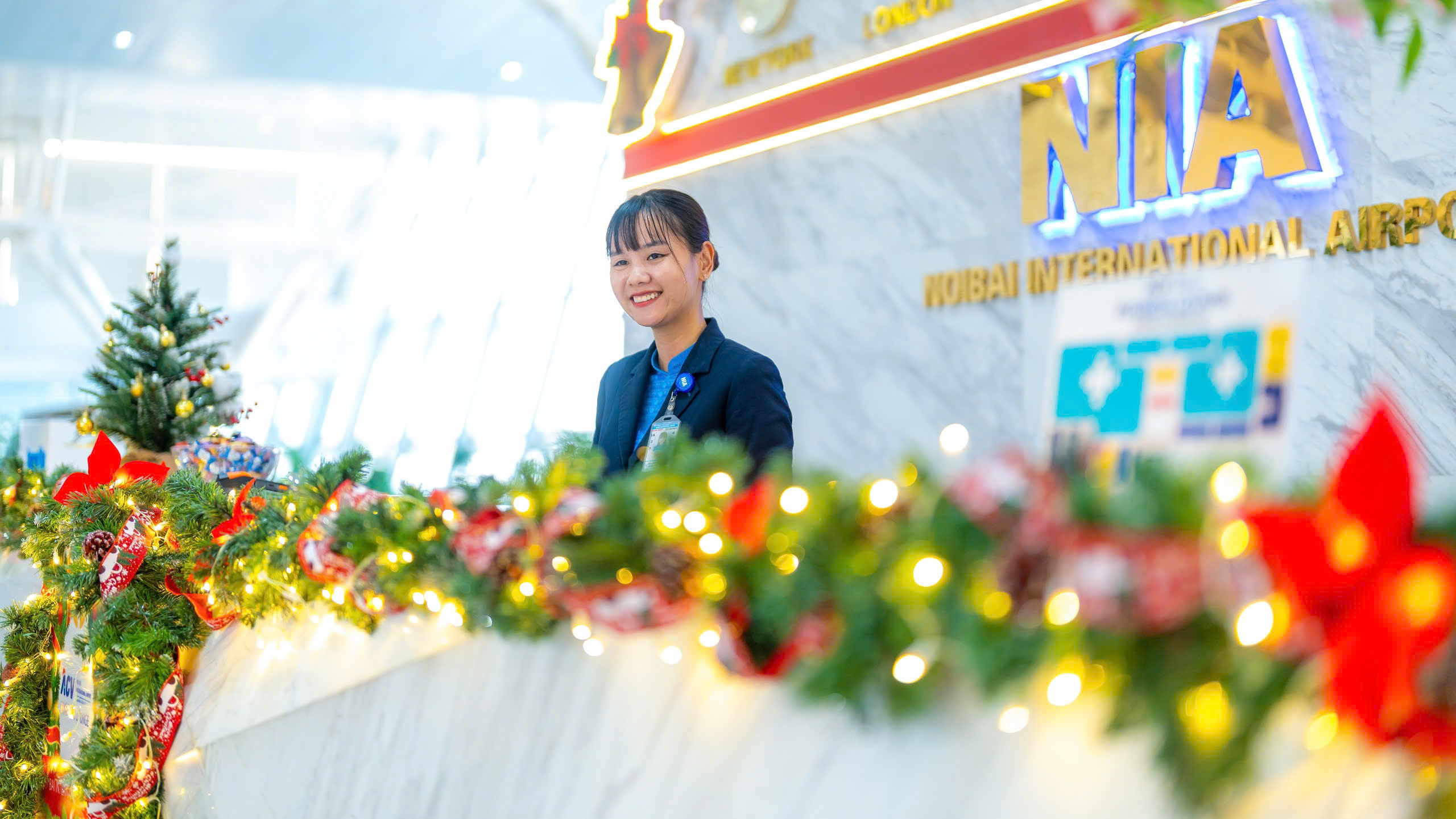 Kh&ocirc;ng kh&iacute; Gi&aacute;ng sinh tr&agrave;n ngập s&acirc;n bay Nội B&agrave;i- Ảnh 12.