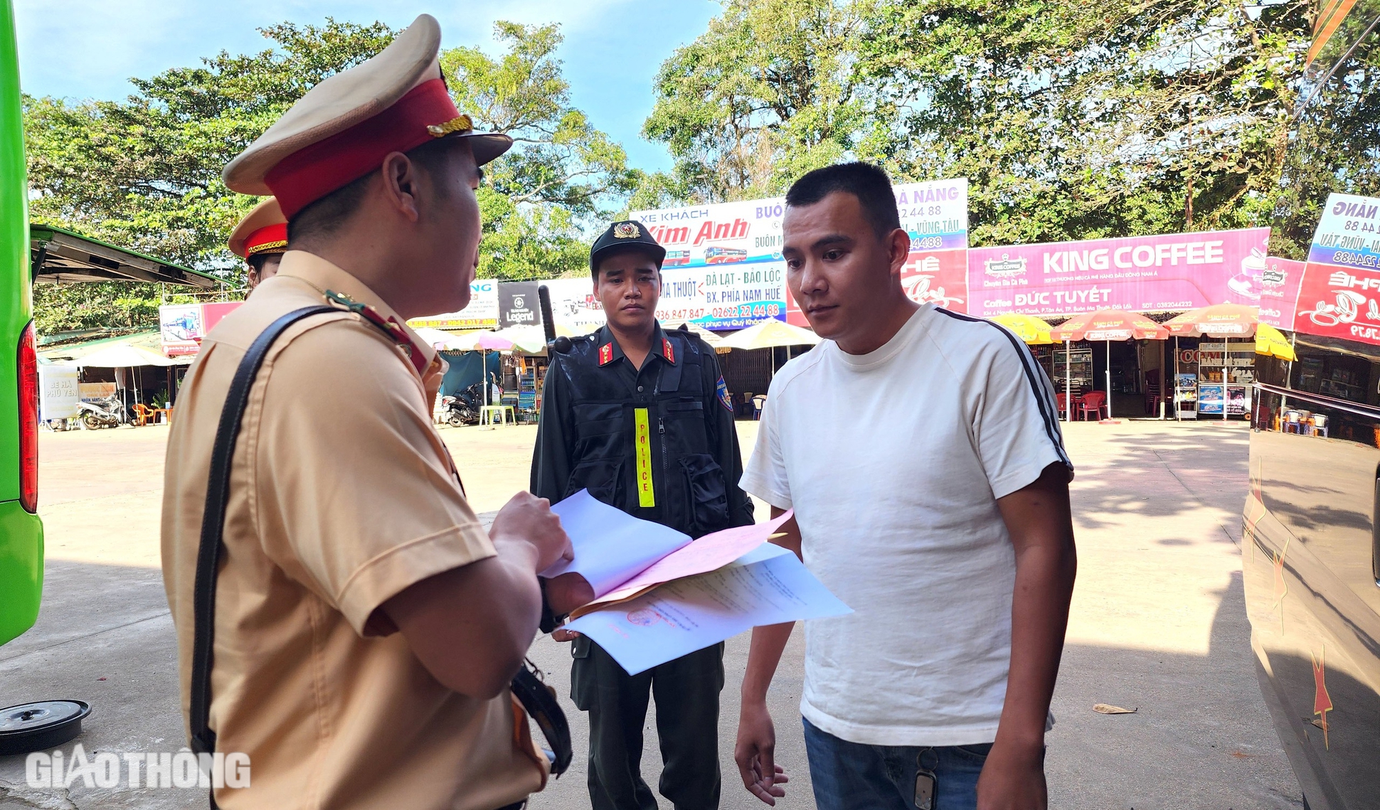 CSGT Đắk Lắk h&oacute;a trang, mật phục ghi h&igrave;nh xử l&yacute; &ldquo;xe d&ugrave;, bến c&oacute;c&rdquo;- Ảnh 2.